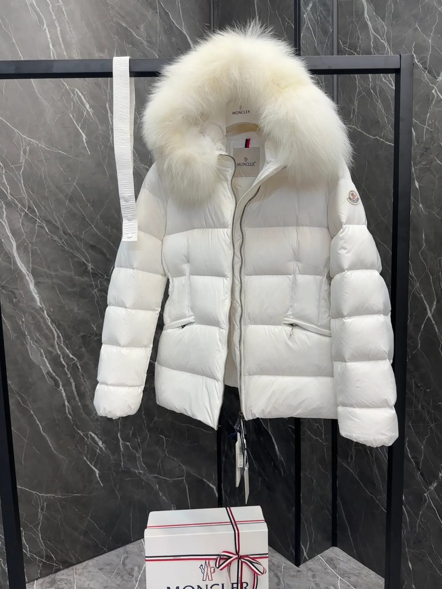 P920 Moncler Boed Women's Short Down Jacket Jacket The Boed women's down jacket is made of longue saison fabric and decorated with fur trim to provide warmth and care. (⚠️Fox fur collar imported from Finland, of course the fur collar needs to be larger to look good) The Boed down jacket has a soft silhouette design and is equipped with a delicate belt to create a sophisticated and elegant winter look. Made of longue saison fabric with wool trim on the hood. Details •Made from longue saison fabric •Longue saison lining •Filled with down •Hood with removable fleece trim •Two-way zipper closure •Elasticated waistband with patented snap buttons •Zip closure lateral pockets with grosgrain piping •Adjustable elastic cuffs Size: 1-4 Women's
