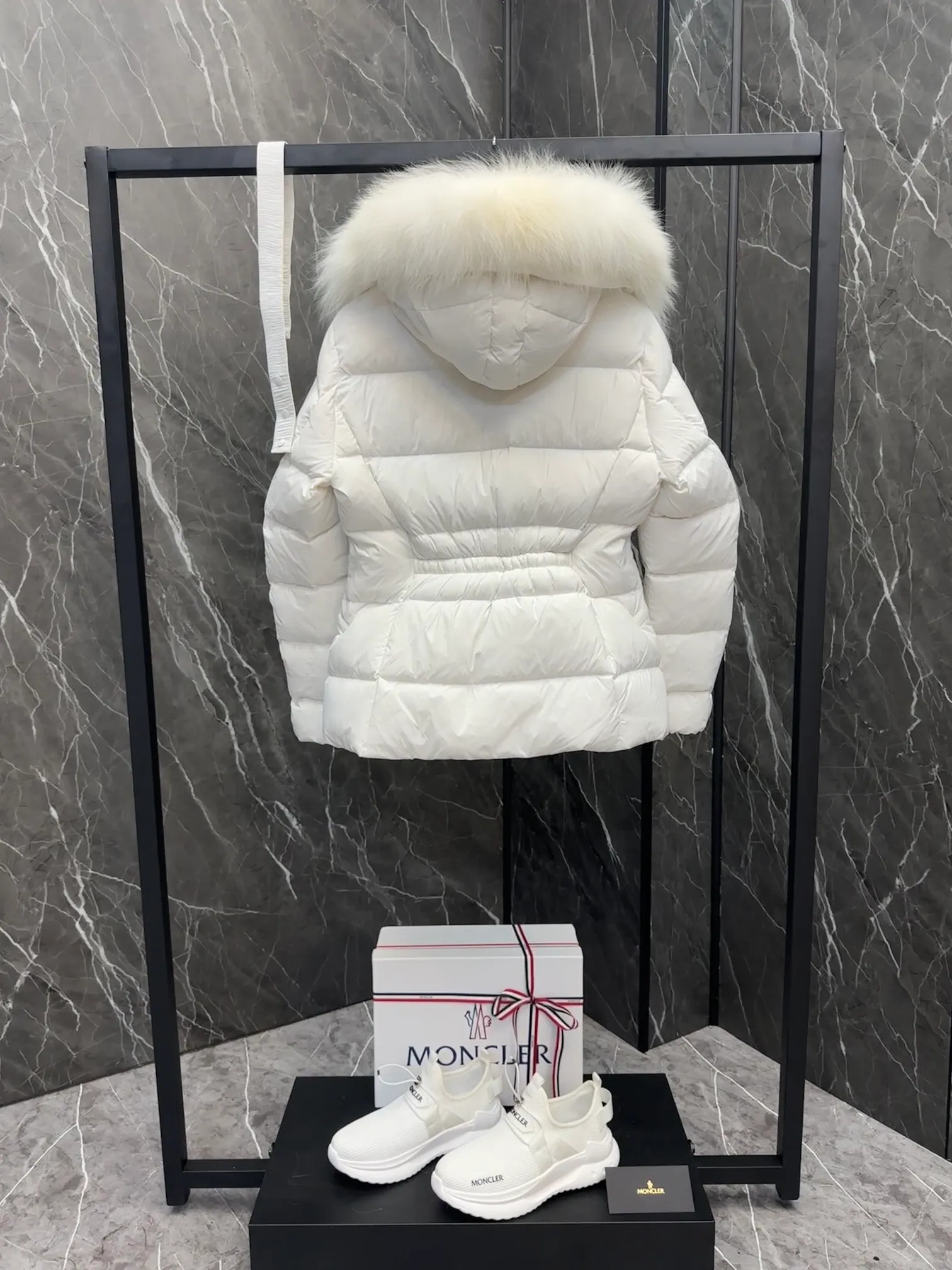 P920 Moncler Boed Women's Short Down Jacket Jacket The Boed women's down jacket is made of longue saison fabric and decorated with fur trim to provide warmth and care. (⚠️Fox fur collar imported from Finland, of course the fur collar needs to be larger to look good) The Boed down jacket has a soft silhouette design and is equipped with a delicate belt to create a sophisticated and elegant winter look. Made of longue saison fabric with wool trim on the hood. Details •Made from longue saison fabric •Longue saison lining •Filled with down •Hood with removable fleece trim •Two-way zipper closure •Elasticated waistband with patented snap buttons •Zip closure lateral pockets with grosgrain piping •Adjustable elastic cuffs Size: 1-4 Women's