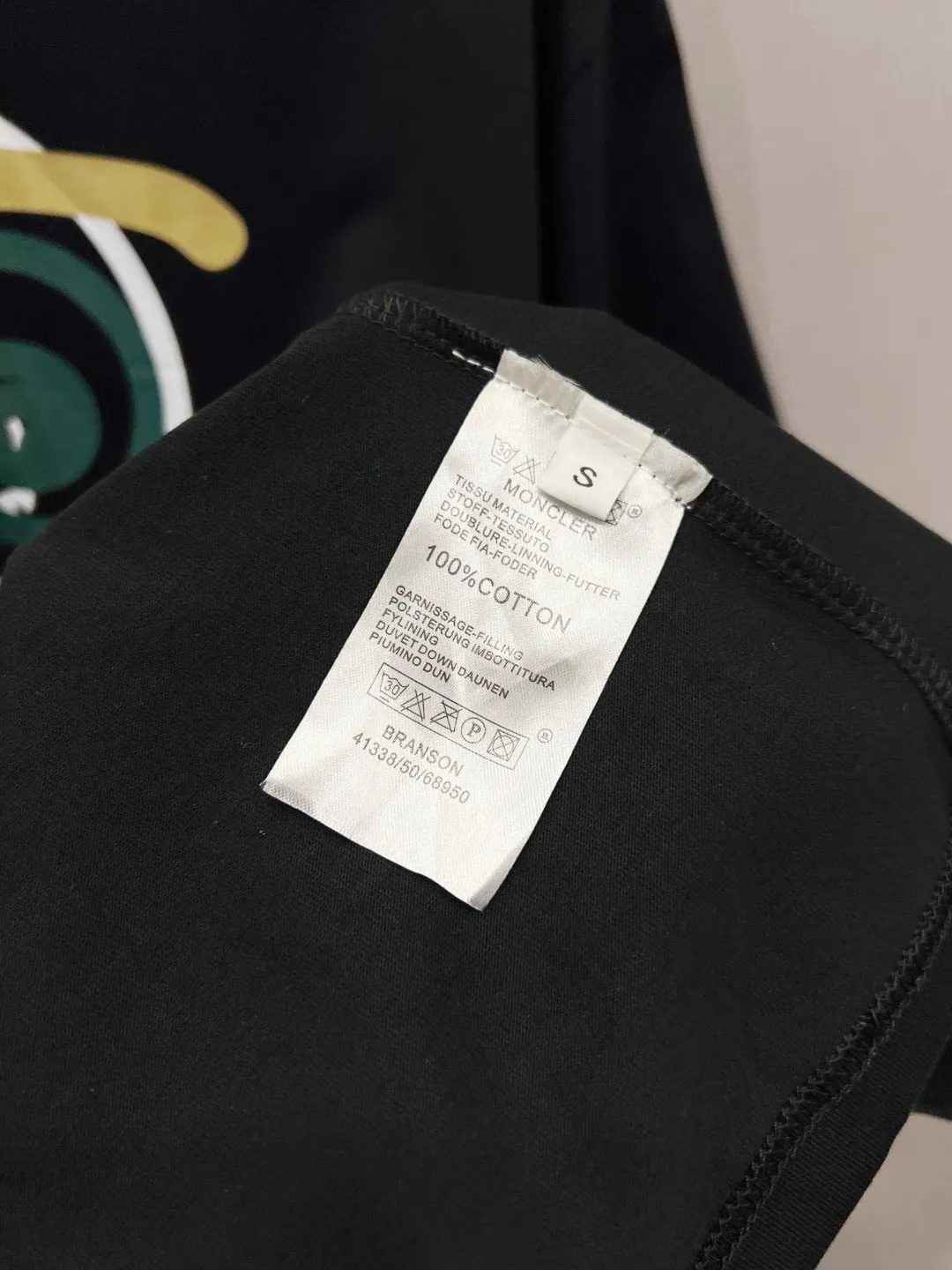 P190 (available on the same day, ready for stock) moncler’s exclusive first high-definition The fabric is made of 280 grams of heavyweight pure cotton, customized with 32 counts of double thread, and washed twice for ready-to-wear. The fabric is comfortable and skin-friendly. It is custom-dyed fabric with high textile density and good drape. It is not easy to deform or shrink. The thick texture and compact spinning process will not affect the breathability of the fabric. The saturation of the color is very high. The imported flocking and foaming technology is used to create a good upper body effect. It is a versatile and good-looking short sleeve. The loose version covers the flesh and looks slim. size: S~XL Color: White Black
