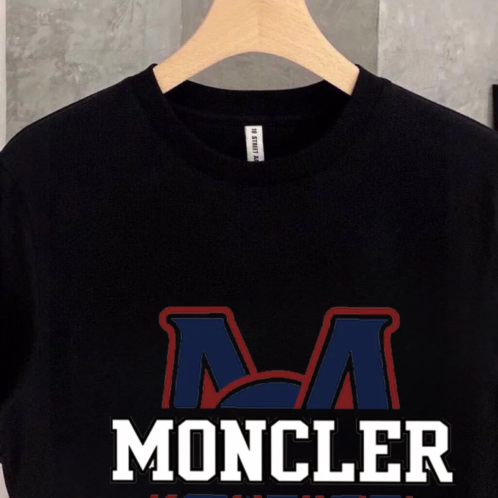 P330 [MONCLER] (Fat Man's Gospel) The same style as the 2025 official website. World-renowned luxury brand. Summer men's (double mercerized) high-quality 🐂 suit. It is made of imported original fabrics. It is a trendy style of the season and a versatile hit. Simple and elegant, precise workmanship allows you to be at the top of fashion. Size: M-5XL (can be worn up to 220 pounds)