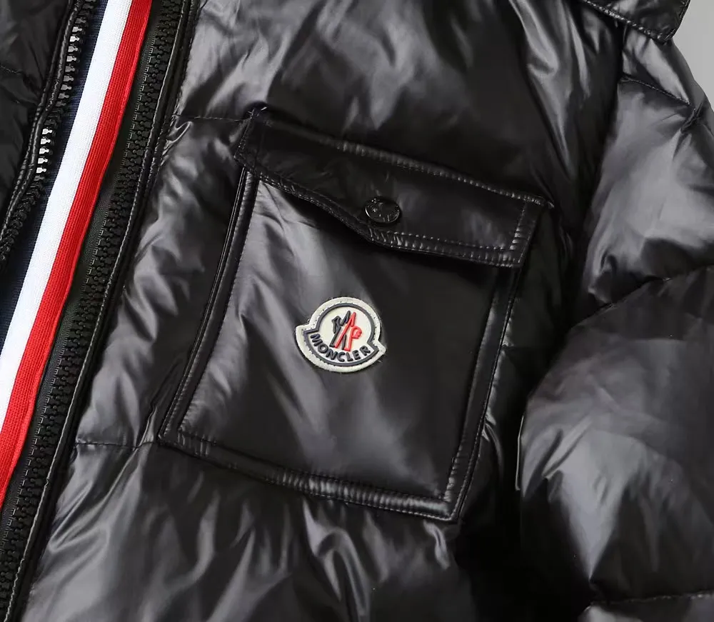 P840 MONCLER/Mask "Official website same style with classic embroidered small label splicing pockets" Hooded down jacket - Fabric: National standard 90 white duck down jacket, made of polyester fiber fabric. Comfortable and warm, perfect appearance, good bulk recovery after compression, heat accumulation and warmth locking. Complete three standards. Original fabric. Official same style. Different from ordinary version on the market - Color: black - Size: M L XL XXL XXL XXXL - Purchase the original mold and create it with a full set of customized accessories. Details determine success or failure.  - Accessories: The original accessories are complete with one to one and three standards, os off-shoulder version, same style for men and women, official website quality - no gender distinction, same style for men and women
