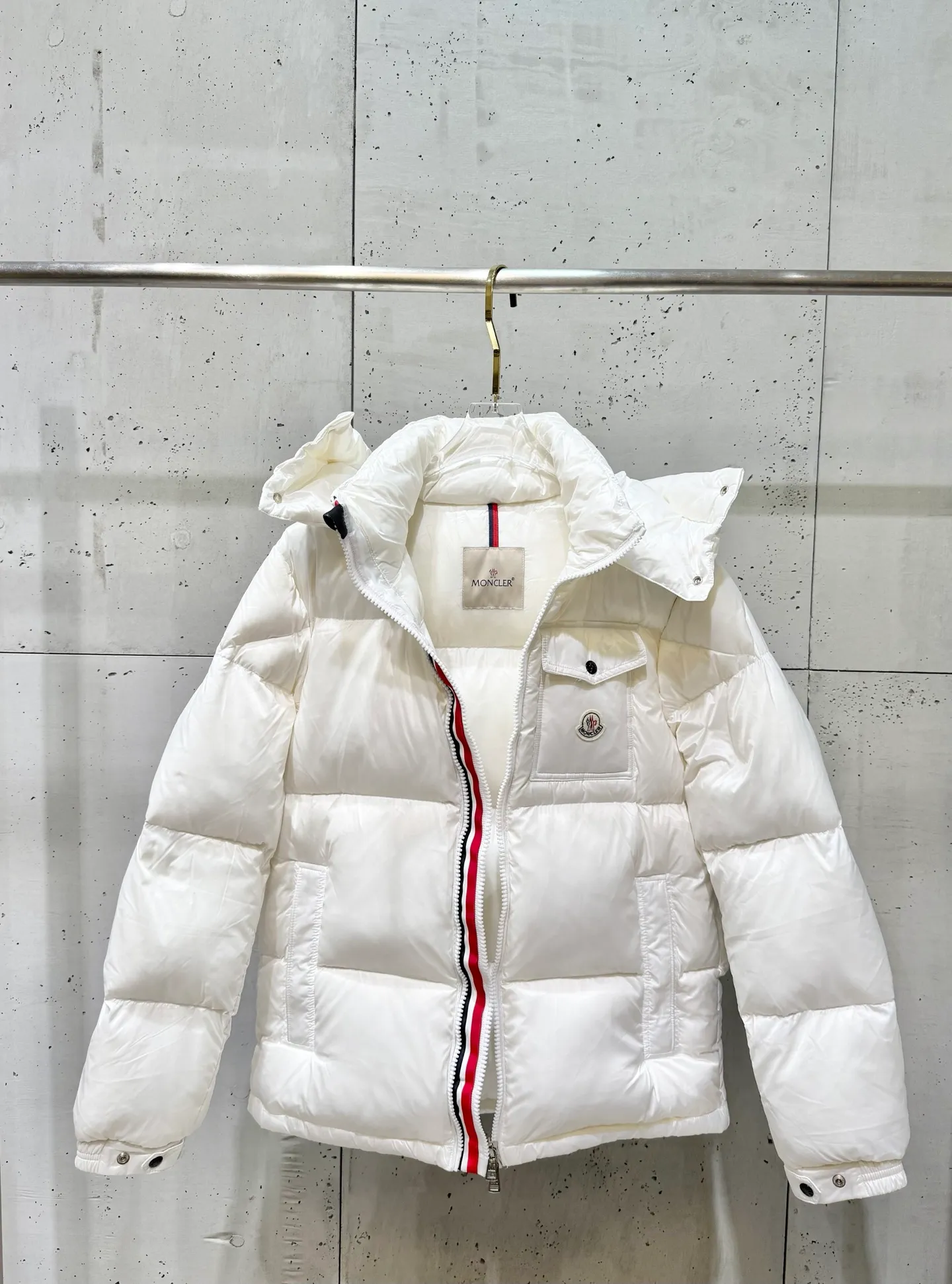 P740 Moncler three-color web classic short down jacket. This short parka down jacket is made of longue Saion fabric. The garment is full of functional details to ensure warmth and care. Features a detachable hood, zippered pockets, three-color access control webbing logo embellishment, adjustable cuffs and snap-button zipper flap fly. Logo embellished sleeves. It adds a unique touch to the overall shape while significantly improving its protective performance.  Material process analysis: 1️⃣Original Nfc inductive anti-counterfeiting chip 2️⃣90 duck down, the most down-filled on the market, never false goose down and a series of misunderstandings 3️⃣ Fabric: 100% nylon; Lining: 100% nylon, one of the best on the market, everything is customized according to the original version. 4⃣️The electroplated hardware is produced by the original processing factory, all customized by the original factory, and is not available in various market versions. 5⃣️Produced by a same OEM factory, it has always been unambiguous in terms of quality. Everyone knows about the workmanship, QA and Qc quality inspection of the workers when shipping from a large factory. It is not comparable to small factories in the market. M’s down jackets, let’s not brag, there are few that can make them better than us! Make an original product with care, so that every customer has the confidence to introduce it to his customers: This is the top version in China. Good products do not need too many soft articles to set off, only junk products will boast: the original ZP uses thousands of words to impress consumers! Size: 1-6