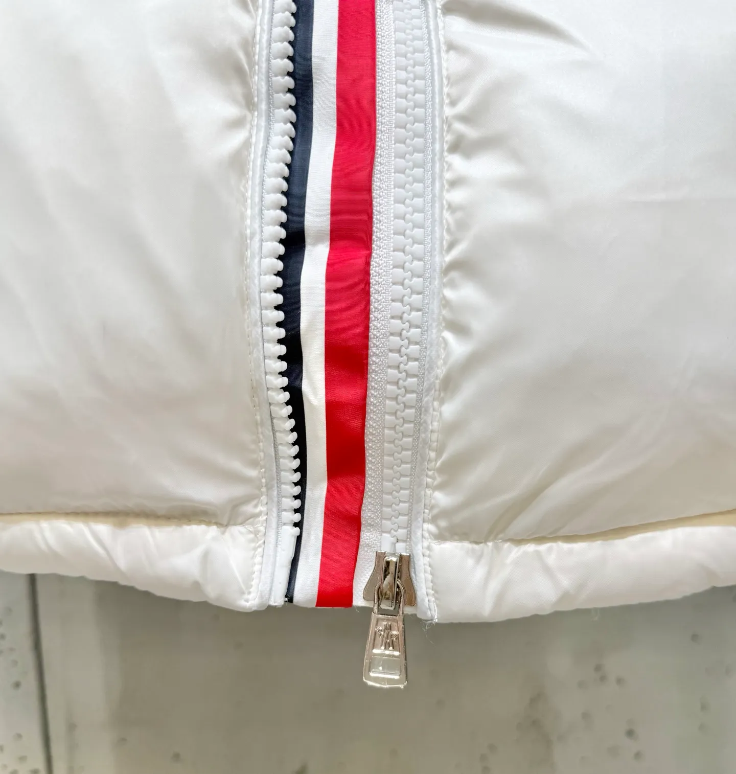 P740 Moncler three-color web classic short down jacket. This short parka down jacket is made of longue Saion fabric. The garment is full of functional details to ensure warmth and care. Features a detachable hood, zippered pockets, three-color access control webbing logo embellishment, adjustable cuffs and snap-button zipper flap fly. Logo embellished sleeves. It adds a unique touch to the overall shape while significantly improving its protective performance.  Material process analysis: 1️⃣Original Nfc inductive anti-counterfeiting chip 2️⃣90 duck down, the most down-filled on the market, never false goose down and a series of misunderstandings 3️⃣ Fabric: 100% nylon; Lining: 100% nylon, one of the best on the market, everything is customized according to the original version. 4⃣️The electroplated hardware is produced by the original processing factory, all customized by the original factory, and is not available in various market versions. 5⃣️Produced by a same OEM factory, it has always been unambiguous in terms of quality. Everyone knows about the workmanship, QA and Qc quality inspection of the workers when shipping from a large factory. It is not comparable to small factories in the market. M’s down jackets, let’s not brag, there are few that can make them better than us! Make an original product with care, so that every customer has the confidence to introduce it to his customers: This is the top version in China. Good products do not need too many soft articles to set off, only junk products will boast: the original ZP uses thousands of words to impress consumers! Size: 1-6