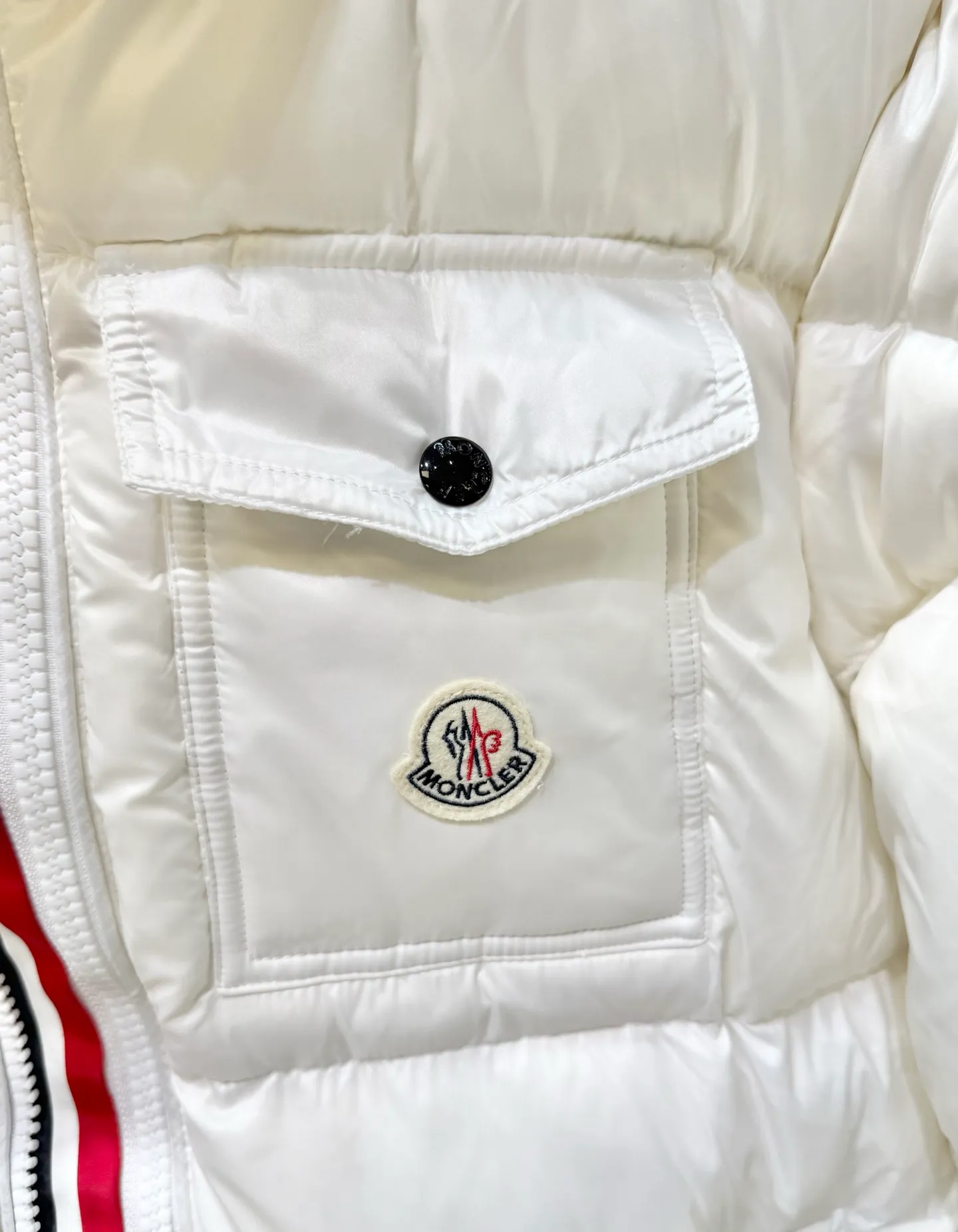 P740 Moncler three-color web classic short down jacket. This short parka down jacket is made of longue Saion fabric. The garment is full of functional details to ensure warmth and care. Features a detachable hood, zippered pockets, three-color access control webbing logo embellishment, adjustable cuffs and snap-button zipper flap fly. Logo embellished sleeves. It adds a unique touch to the overall shape while significantly improving its protective performance.  Material process analysis: 1️⃣Original Nfc inductive anti-counterfeiting chip 2️⃣90 duck down, the most down-filled on the market, never false goose down and a series of misunderstandings 3️⃣ Fabric: 100% nylon; Lining: 100% nylon, one of the best on the market, everything is customized according to the original version. 4⃣️The electroplated hardware is produced by the original processing factory, all customized by the original factory, and is not available in various market versions. 5⃣️Produced by a same OEM factory, it has always been unambiguous in terms of quality. Everyone knows about the workmanship, QA and Qc quality inspection of the workers when shipping from a large factory. It is not comparable to small factories in the market. M’s down jackets, let’s not brag, there are few that can make them better than us! Make an original product with care, so that every customer has the confidence to introduce it to his customers: This is the top version in China. Good products do not need too many soft articles to set off, only junk products will boast: the original ZP uses thousands of words to impress consumers! Size: 1-6