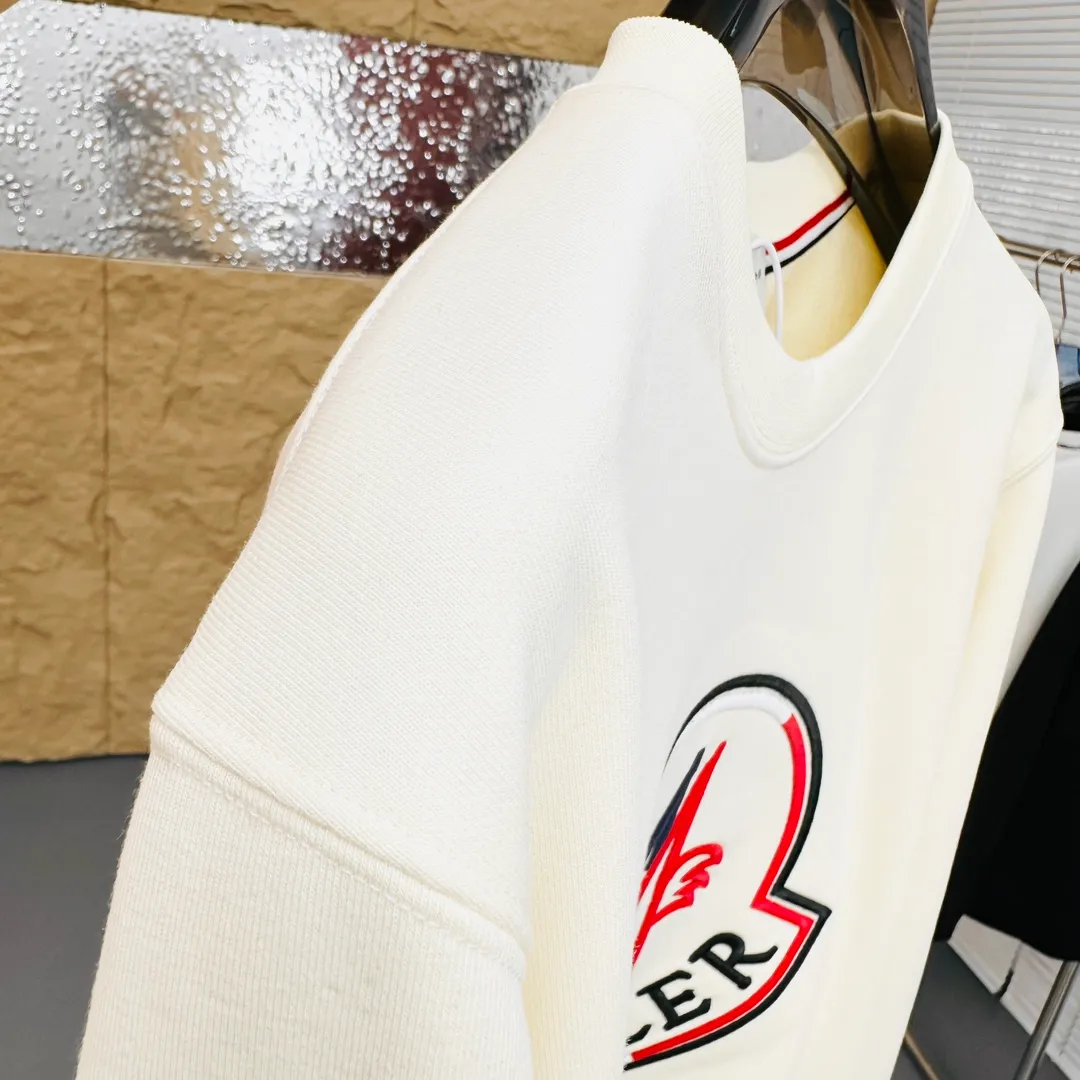 P280 Brand: Mengkou🤳𝐌𝐎𝐍𝐂𝐋𝐄𝐑 Fabric: ☑️Made of 440g double-strand pure cotton terry👕 Fabric: ☑️Thread with 1*1 double yarn thread. 🔜Comes with dyeing in the same tank. Craftsmanship: ☑️The embroidery uses 3D three-dimensional embroidery technology, 🇧🇫The original computer scan and print is restored 1:1. The pattern is clear and the needle count is dense. It is a rare high-end product on the market! 🇲🇩All three standards are complete! Size: ☑️S 〰️M 〰️L 〰️XL 〰️XXL