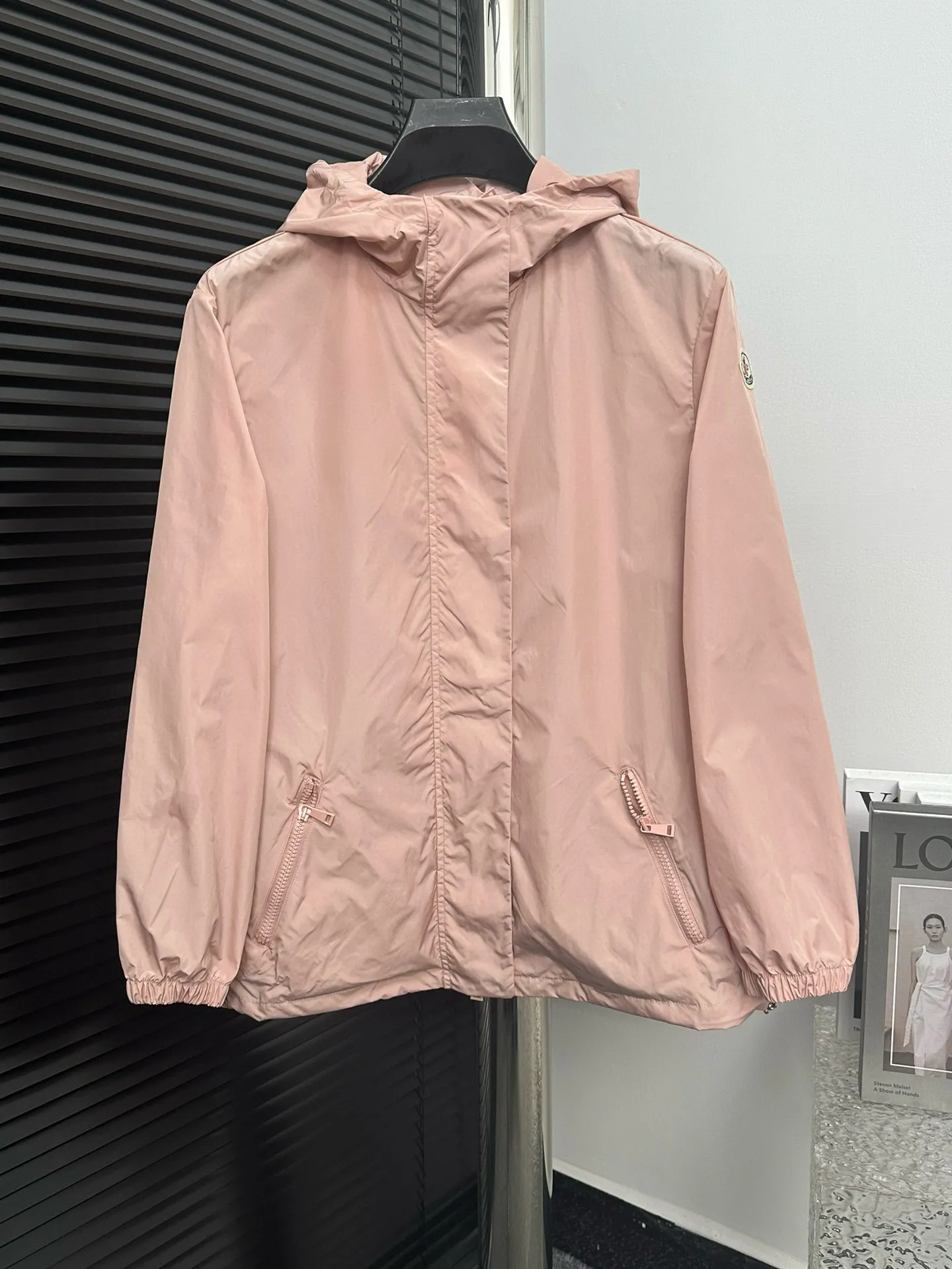P480 [Moncler] Hooded Sun Protection Jacket for Women with Mouth Cover, Short Jacket, Sun Protection Jacket. Super breathable, perfect for sun protection in summer! This year’s hot workwear element, the mid-length version is also great at covering your flesh! The original hardware mold opening cannot be said to be similar, it can only be said to be exactly the same. Color: Black Milky White Pink Size: 0 1 2