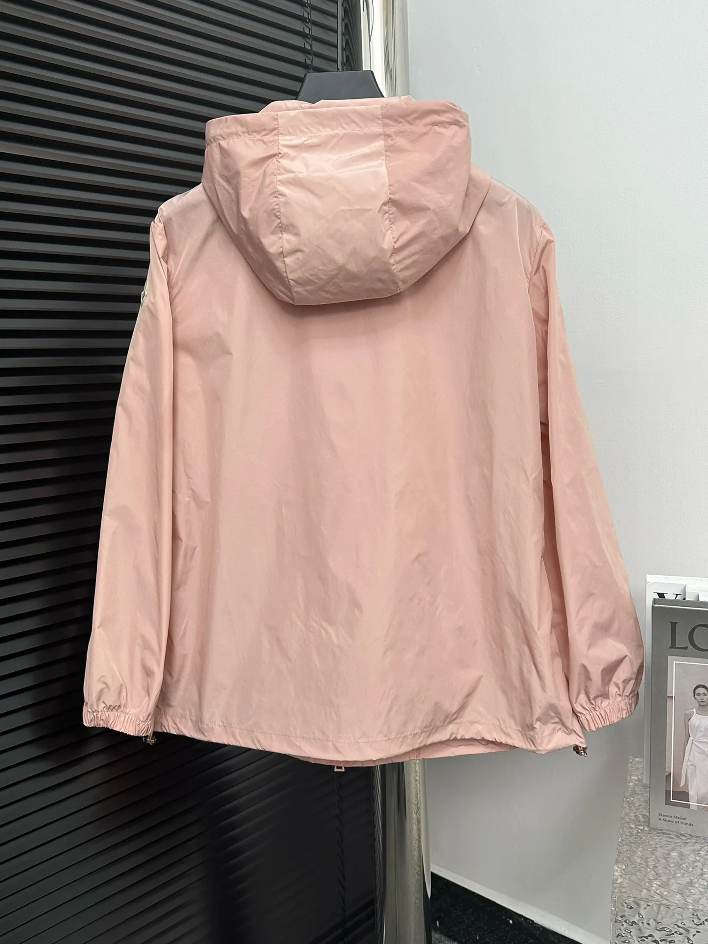 P480 [Moncler] Hooded Sun Protection Jacket for Women with Mouth Cover, Short Jacket, Sun Protection Jacket. Super breathable, perfect for sun protection in summer! This year’s hot workwear element, the mid-length version is also great at covering your flesh! The original hardware mold opening cannot be said to be similar, it can only be said to be exactly the same. Color: Black Milky White Pink Size: 0 1 2