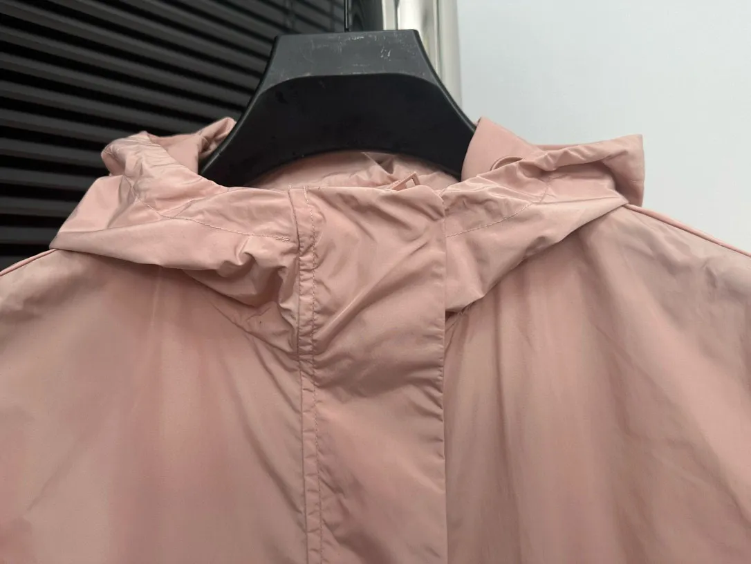 P480 [Moncler] Hooded Sun Protection Jacket for Women with Mouth Cover, Short Jacket, Sun Protection Jacket. Super breathable, perfect for sun protection in summer! This year’s hot workwear element, the mid-length version is also great at covering your flesh! The original hardware mold opening cannot be said to be similar, it can only be said to be exactly the same. Color: Black Milky White Pink Size: 0 1 2