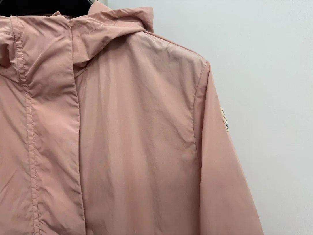 P480 [Moncler] Hooded Sun Protection Jacket for Women with Mouth Cover, Short Jacket, Sun Protection Jacket. Super breathable, perfect for sun protection in summer! This year’s hot workwear element, the mid-length version is also great at covering your flesh! The original hardware mold opening cannot be said to be similar, it can only be said to be exactly the same. Color: Black Milky White Pink Size: 0 1 2