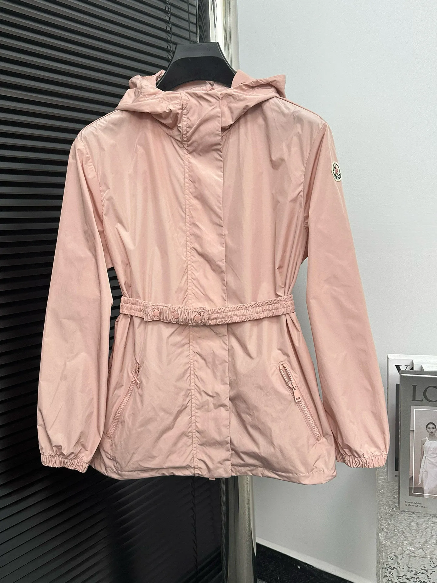P480 [Moncler] Hooded Sun Protection Jacket for Women with Mouth Cover, Short Jacket, Sun Protection Jacket. Super breathable, perfect for sun protection in summer! This year’s hot workwear element, the mid-length version is also great at covering your flesh! The original hardware mold opening cannot be said to be similar, it can only be said to be exactly the same. Color: Black Milky White Pink Size: 0 1 2