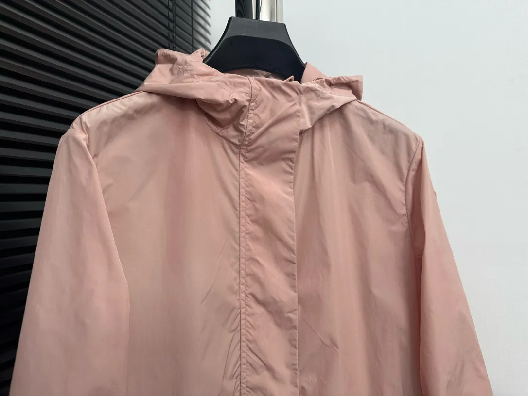 P480 [Moncler] Hooded Sun Protection Jacket for Women with Mouth Cover, Short Jacket, Sun Protection Jacket. Super breathable, perfect for sun protection in summer! This year’s hot workwear element, the mid-length version is also great at covering your flesh! The original hardware mold opening cannot be said to be similar, it can only be said to be exactly the same. Color: Black Milky White Pink Size: 0 1 2