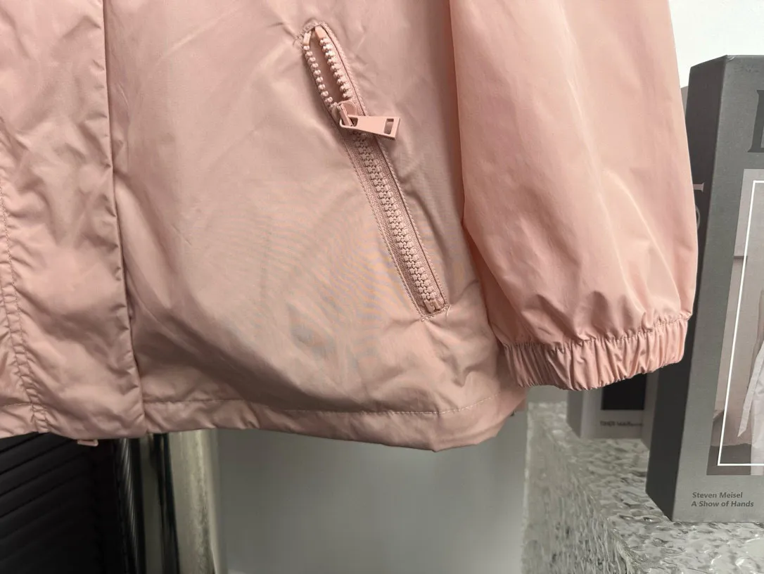 P480 [Moncler] Hooded Sun Protection Jacket for Women with Mouth Cover, Short Jacket, Sun Protection Jacket. Super breathable, perfect for sun protection in summer! This year’s hot workwear element, the mid-length version is also great at covering your flesh! The original hardware mold opening cannot be said to be similar, it can only be said to be exactly the same. Color: Black Milky White Pink Size: 0 1 2