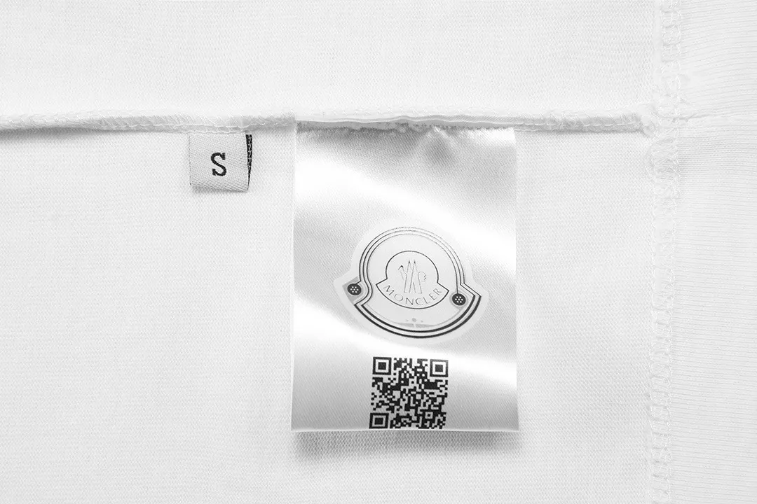 P150 Moncler 2026 early spring new style, official website synchronization, three-dimensional heavy-duty embroidered letter logo, customized small armband, same style for men and women, short-sleeved T-shirt ·Customized 300g weight 100% double yarn pure cotton fabric ·Design dyed 32 double-strand threads ·Collar label, hangtag, main mark and three labels complete Color: White Size: XS S M L