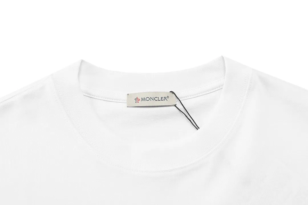 P150 Moncler 2026 early spring new style, official website synchronization, three-dimensional heavy-duty embroidered letter logo, customized small armband, same style for men and women, short-sleeved T-shirt ·Customized 300g weight 100% double yarn pure cotton fabric ·Design dyed 32 double-strand threads ·Collar label, hangtag, main mark and three labels complete Color: White Size: XS S M L