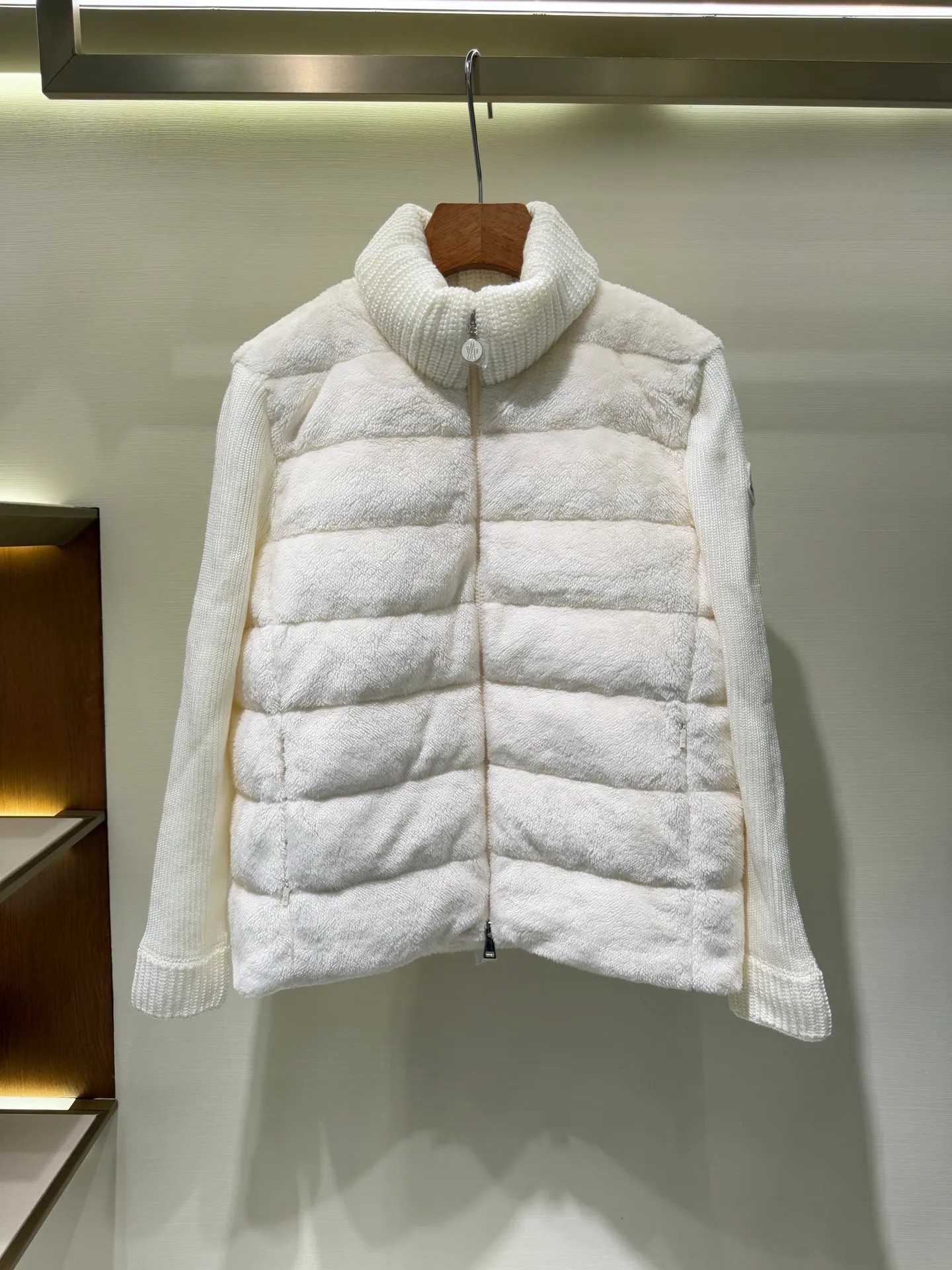 P940 Moncler Women's Hooded Wool Teddy Down Jacket This cardigan is made of wool and teddy style fabrics, providing a soft and comfortable wearing experience. Midweight knitted piece with down-filled front and back that can easily be worn as a outer layer in warmer weather.   Fabric: Sleeves and collar made of woolen wool, Longue saison lining, 90% goose down Craftsmanship: Front and back filled down teddy style, purl stitch, 5 stitches, zipper closure, zipper pockets, ribbed cuffs (supports NFC function) Size: S M L 4336080