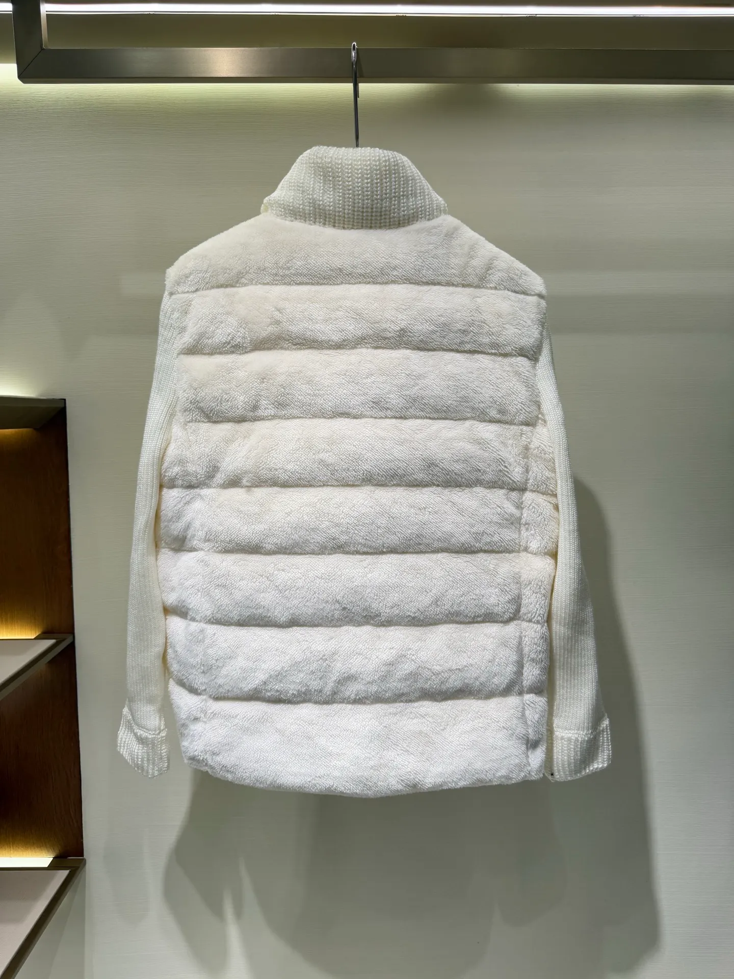 P940 Moncler Women's Hooded Wool Teddy Down Jacket This cardigan is made of wool and teddy style fabrics, providing a soft and comfortable wearing experience. Midweight knitted piece with down-filled front and back that can easily be worn as a outer layer in warmer weather.   Fabric: Sleeves and collar made of woolen wool, Longue saison lining, 90% goose down Craftsmanship: Front and back filled down teddy style, purl stitch, 5 stitches, zipper closure, zipper pockets, ribbed cuffs (supports NFC function) Size: S M L 4336080