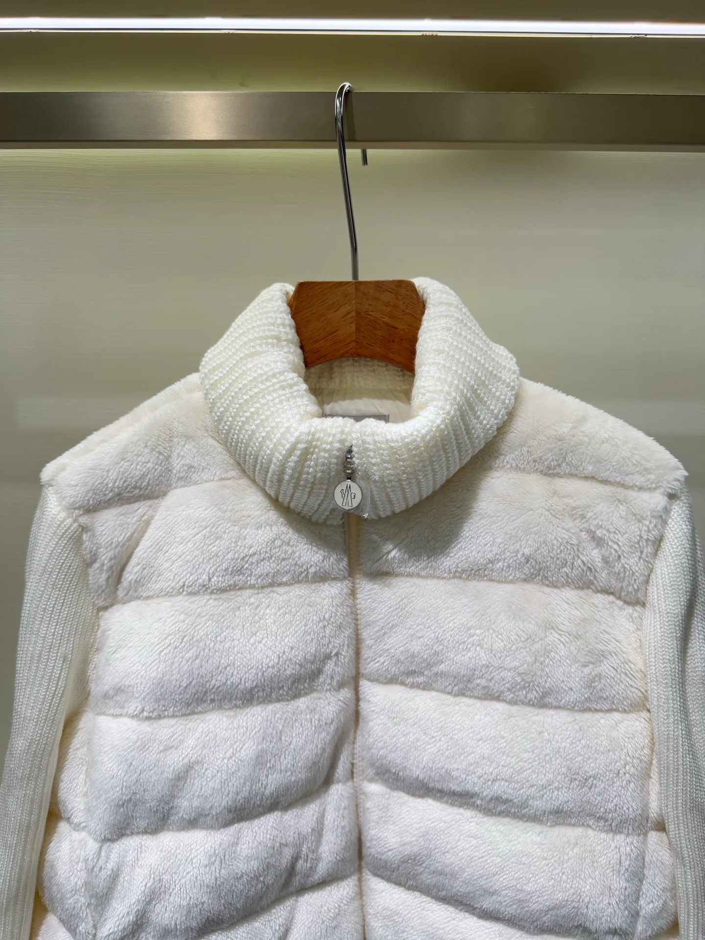 P940 Moncler Women's Hooded Wool Teddy Down Jacket This cardigan is made of wool and teddy style fabrics, providing a soft and comfortable wearing experience. Midweight knitted piece with down-filled front and back that can easily be worn as a outer layer in warmer weather.   Fabric: Sleeves and collar made of woolen wool, Longue saison lining, 90% goose down Craftsmanship: Front and back filled down teddy style, purl stitch, 5 stitches, zipper closure, zipper pockets, ribbed cuffs (supports NFC function) Size: S M L 4336080