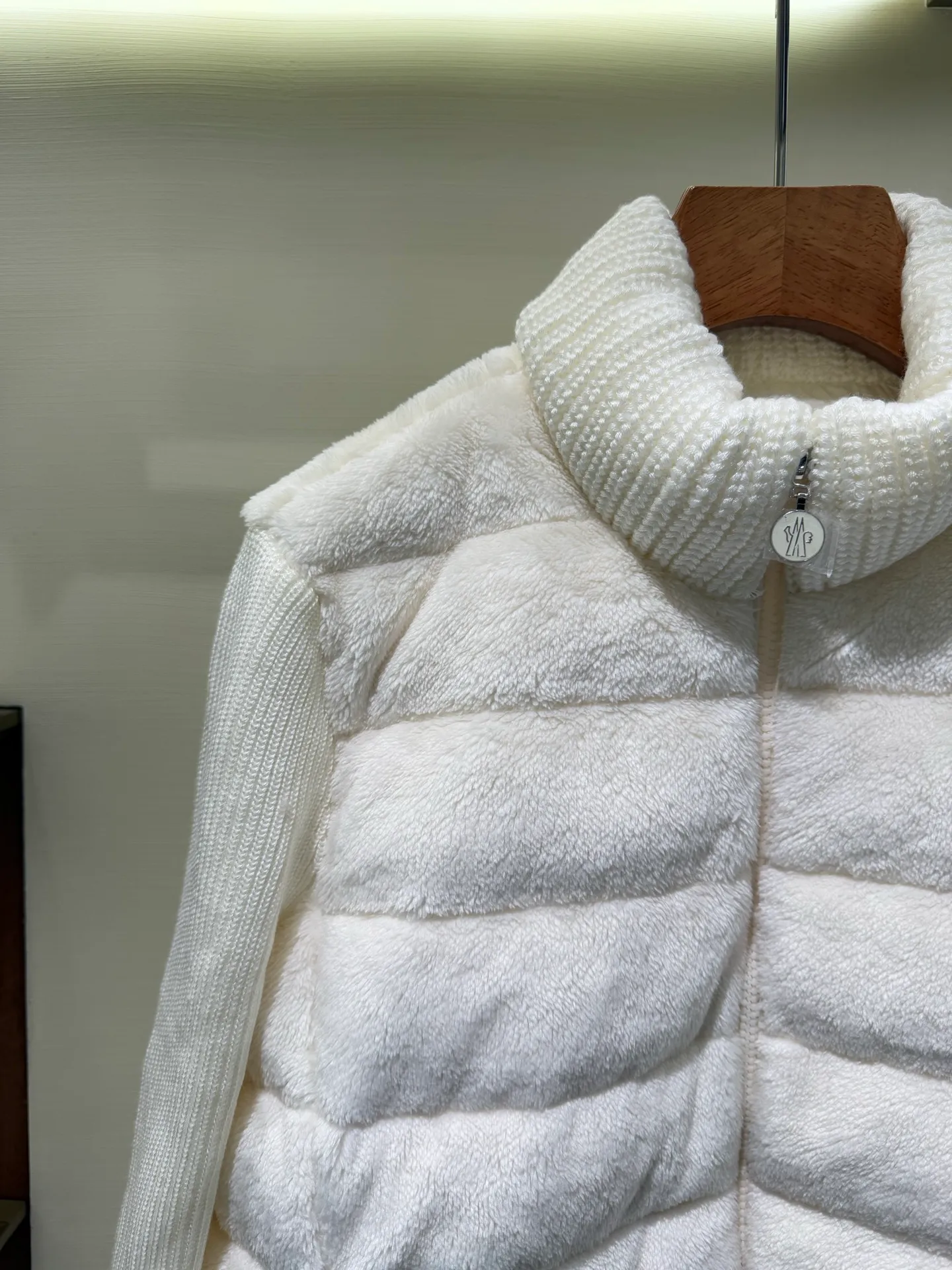 P940 Moncler Women's Hooded Wool Teddy Down Jacket This cardigan is made of wool and teddy style fabrics, providing a soft and comfortable wearing experience. Midweight knitted piece with down-filled front and back that can easily be worn as a outer layer in warmer weather.   Fabric: Sleeves and collar made of woolen wool, Longue saison lining, 90% goose down Craftsmanship: Front and back filled down teddy style, purl stitch, 5 stitches, zipper closure, zipper pockets, ribbed cuffs (supports NFC function) Size: S M L 4336080