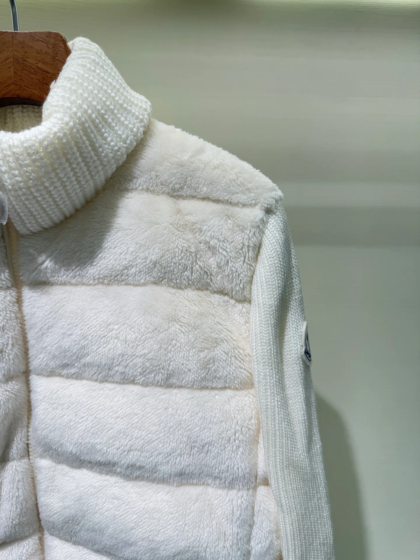 P940 Moncler Women's Hooded Wool Teddy Down Jacket This cardigan is made of wool and teddy style fabrics, providing a soft and comfortable wearing experience. Midweight knitted piece with down-filled front and back that can easily be worn as a outer layer in warmer weather.   Fabric: Sleeves and collar made of woolen wool, Longue saison lining, 90% goose down Craftsmanship: Front and back filled down teddy style, purl stitch, 5 stitches, zipper closure, zipper pockets, ribbed cuffs (supports NFC function) Size: S M L 4336080