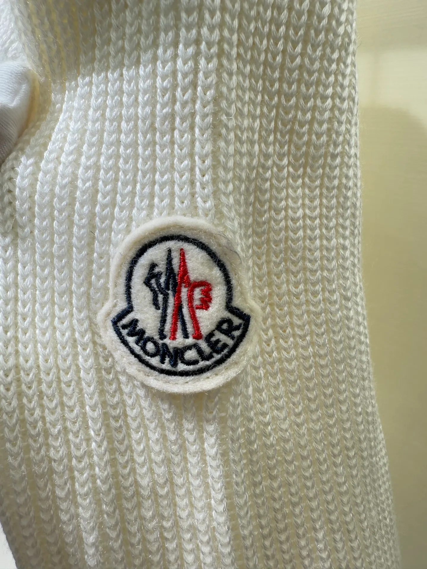 P940 Moncler Women's Hooded Wool Teddy Down Jacket This cardigan is made of wool and teddy style fabrics, providing a soft and comfortable wearing experience. Midweight knitted piece with down-filled front and back that can easily be worn as a outer layer in warmer weather.   Fabric: Sleeves and collar made of woolen wool, Longue saison lining, 90% goose down Craftsmanship: Front and back filled down teddy style, purl stitch, 5 stitches, zipper closure, zipper pockets, ribbed cuffs (supports NFC function) Size: S M L 4336080