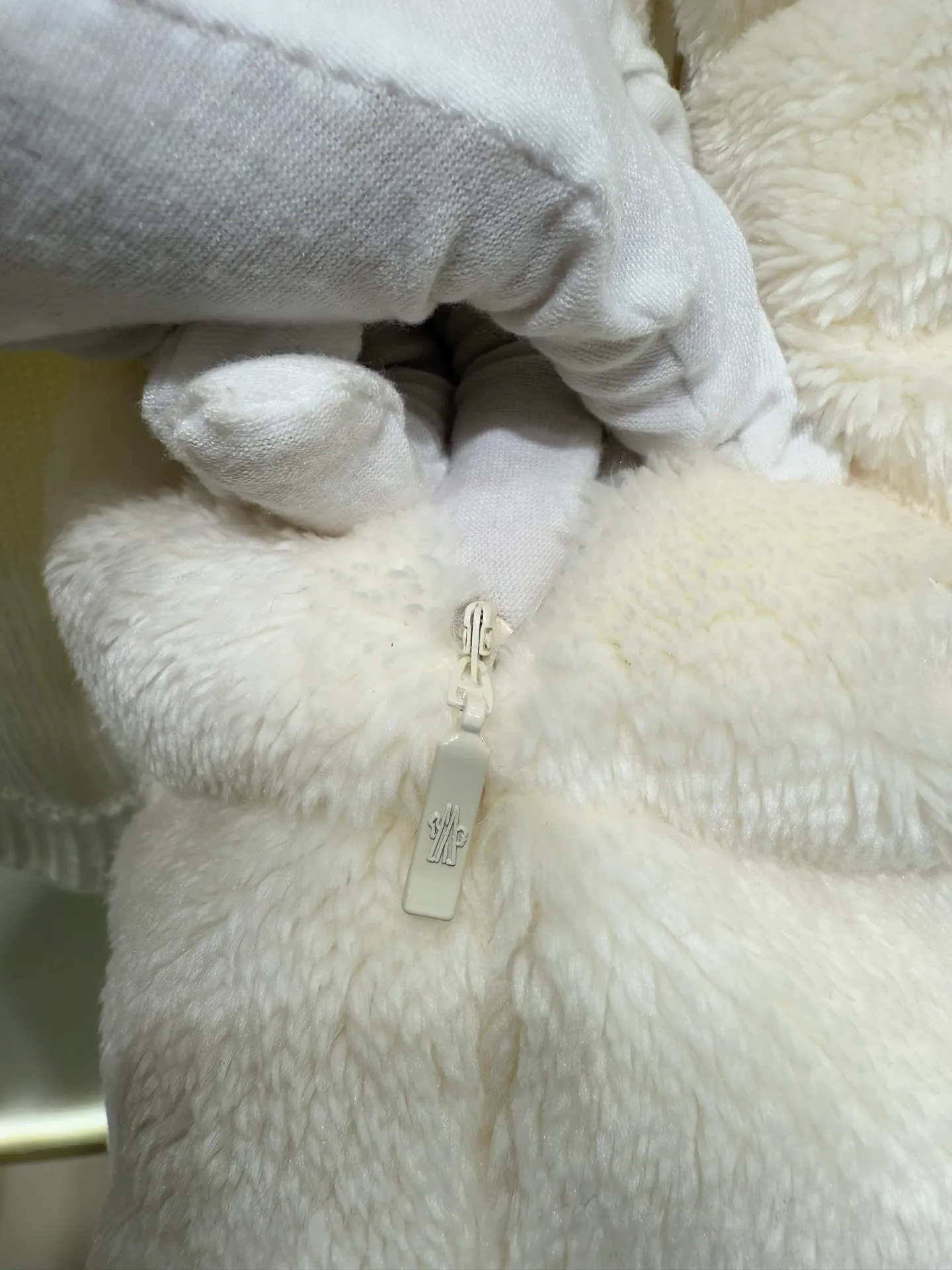 P940 Moncler Women's Hooded Wool Teddy Down Jacket This cardigan is made of wool and teddy style fabrics, providing a soft and comfortable wearing experience. Midweight knitted piece with down-filled front and back that can easily be worn as a outer layer in warmer weather.   Fabric: Sleeves and collar made of woolen wool, Longue saison lining, 90% goose down Craftsmanship: Front and back filled down teddy style, purl stitch, 5 stitches, zipper closure, zipper pockets, ribbed cuffs (supports NFC function) Size: S M L 4336080