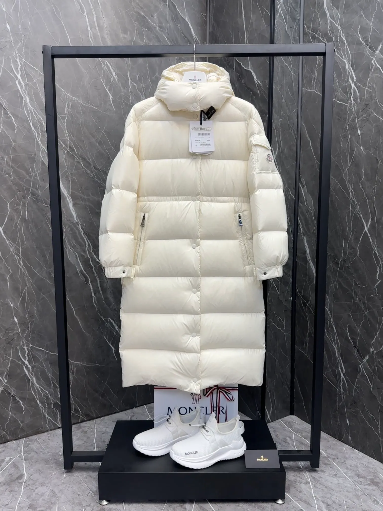 P840 Premium down ⬆️Moncler Cavettaz long women's down jacket jacket. 480g duck down filling ❗️❗️❗️ A walking duvet. Kill all low-end duck down shriveled versions. High-end exclusive. Dedicated to high-demand fairies with obsessive-compulsive disorder. The Cavettaz women's long down jacket is made of iconic nylon laqué fabric and is designed to cope with various environments.  The Cavettaz down jacket features a classic shape and checkered quilting for a simple yet distinct aesthetic. This long piece is made from nylon laqué fabric, giving it the instantly recognizable signature of the brand. Details Made of nylon laqué Nylon laqué lining Filled with down Removable hood Zipper and snap closure Zippered pockets Adjustable cuffs Elastic waist and hem Size : 123 Fairy Off-White