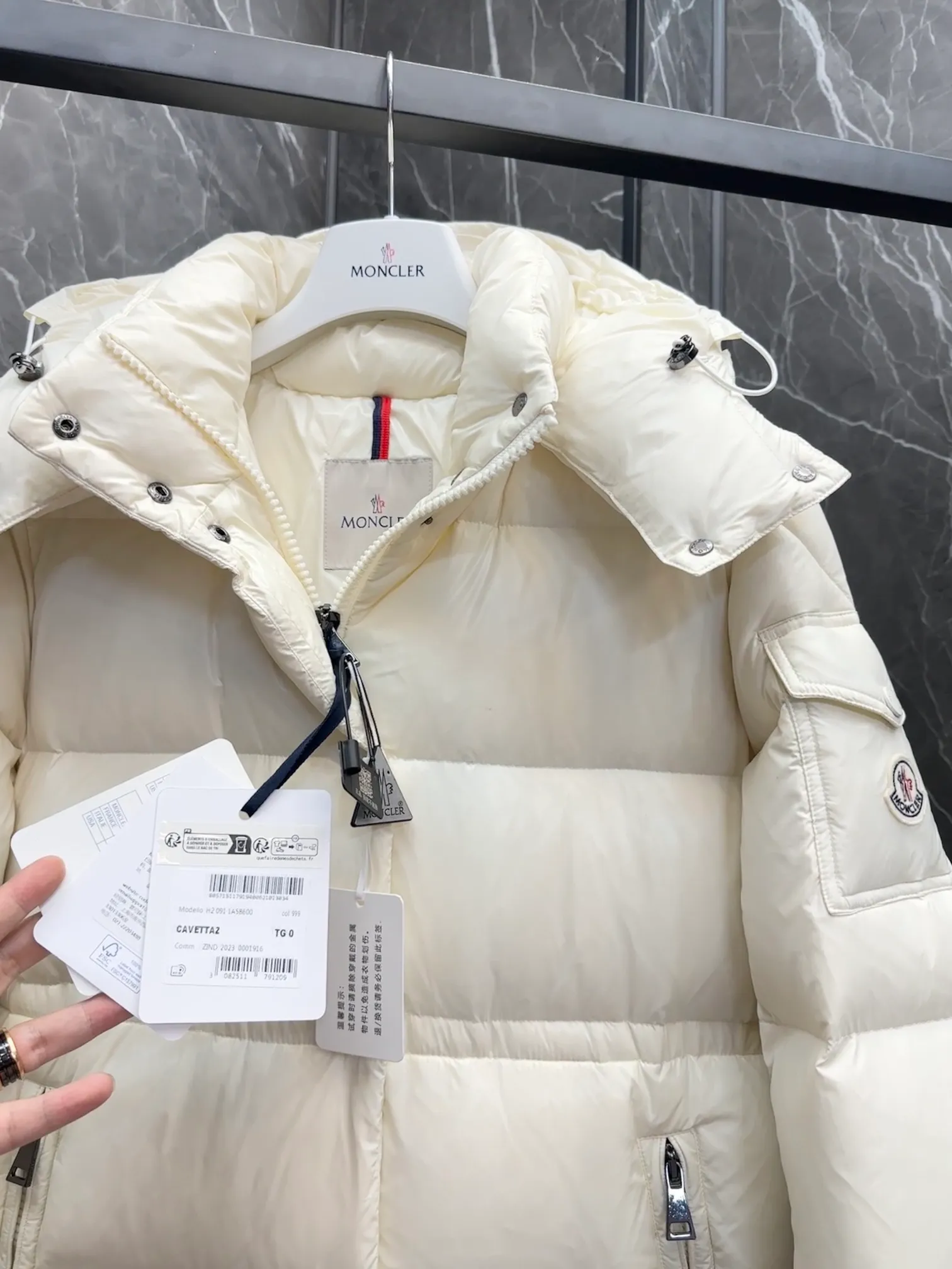 P840 Premium down ⬆️Moncler Cavettaz long women's down jacket jacket. 480g duck down filling ❗️❗️❗️ A walking duvet. Kill all low-end duck down shriveled versions. High-end exclusive. Dedicated to high-demand fairies with obsessive-compulsive disorder. The Cavettaz women's long down jacket is made of iconic nylon laqué fabric and is designed to cope with various environments.  The Cavettaz down jacket features a classic shape and checkered quilting for a simple yet distinct aesthetic. This long piece is made from nylon laqué fabric, giving it the instantly recognizable signature of the brand. Details Made of nylon laqué Nylon laqué lining Filled with down Removable hood Zipper and snap closure Zippered pockets Adjustable cuffs Elastic waist and hem Size : 123 Fairy Off-White