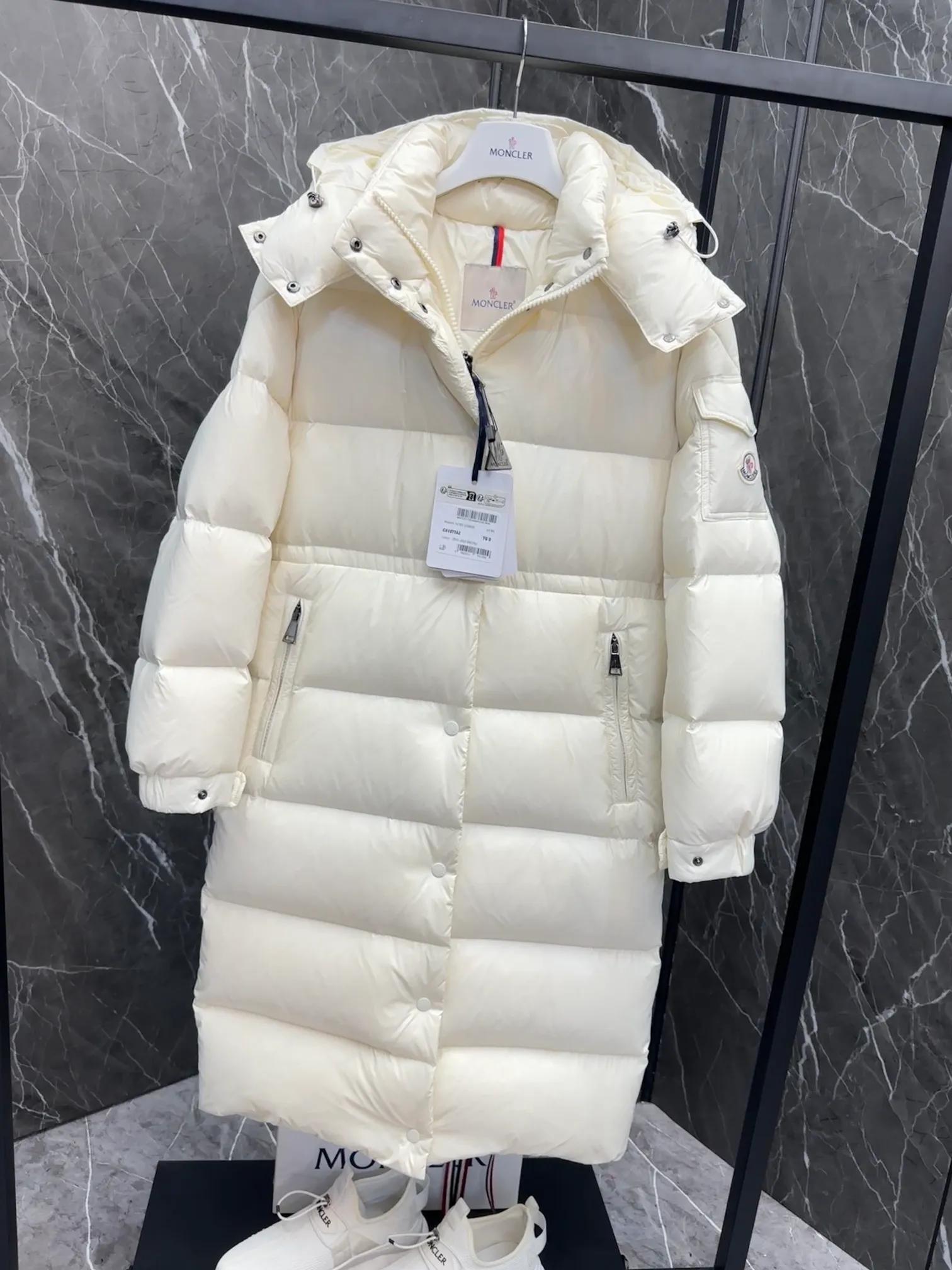 P840 Premium down ⬆️Moncler Cavettaz long women's down jacket jacket. 480g duck down filling ❗️❗️❗️ A walking duvet. Kill all low-end duck down shriveled versions. High-end exclusive. Dedicated to high-demand fairies with obsessive-compulsive disorder. The Cavettaz women's long down jacket is made of iconic nylon laqué fabric and is designed to cope with various environments.  The Cavettaz down jacket features a classic shape and checkered quilting for a simple yet distinct aesthetic. This long piece is made from nylon laqué fabric, giving it the instantly recognizable signature of the brand. Details Made of nylon laqué Nylon laqué lining Filled with down Removable hood Zipper and snap closure Zippered pockets Adjustable cuffs Elastic waist and hem Size : 123 Fairy Off-White