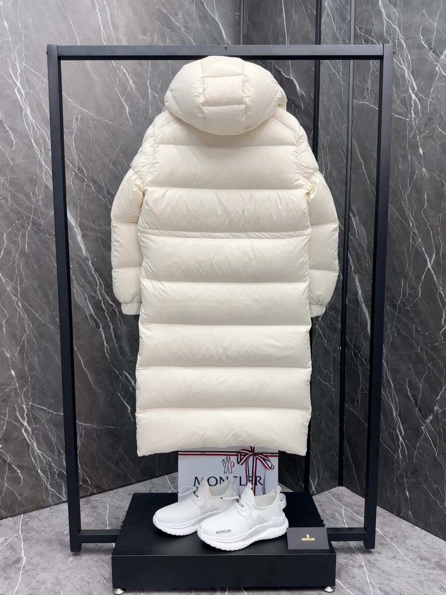 P840 Premium down ⬆️Moncler Cavettaz long women's down jacket jacket. 480g duck down filling ❗️❗️❗️ A walking duvet. Kill all low-end duck down shriveled versions. High-end exclusive. Dedicated to high-demand fairies with obsessive-compulsive disorder. The Cavettaz women's long down jacket is made of iconic nylon laqué fabric and is designed to cope with various environments.  The Cavettaz down jacket features a classic shape and checkered quilting for a simple yet distinct aesthetic. This long piece is made from nylon laqué fabric, giving it the instantly recognizable signature of the brand. Details Made of nylon laqué Nylon laqué lining Filled with down Removable hood Zipper and snap closure Zippered pockets Adjustable cuffs Elastic waist and hem Size : 123 Fairy Off-White