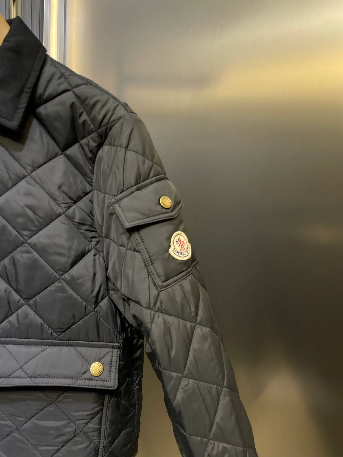 P430 moncler 🌟【Top original order】25 new diamond-shaped quilted quilted short cotton jacket. Tempered lapel, double pockets and short design! The age-reducing girlish temperament, the imported machine-pressed lattice technology and three-dimensional tailoring, the classic version interprets the autumn and winter layering style to keep warm! British style is versatile and handsome! Lightweight and warm fabric, imported machine gap workmanship quality depends on the details size: s m l