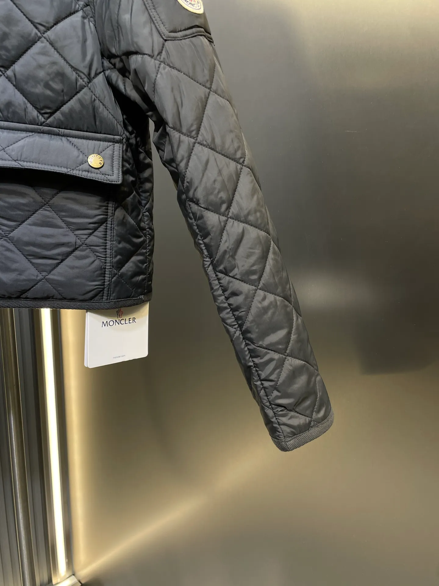 P430 moncler 🌟【Top original order】25 new diamond-shaped quilted quilted short cotton jacket. Tempered lapel, double pockets and short design! The age-reducing girlish temperament, the imported machine-pressed lattice technology and three-dimensional tailoring, the classic version interprets the autumn and winter layering style to keep warm! British style is versatile and handsome! Lightweight and warm fabric, imported machine gap workmanship quality depends on the details size: s m l