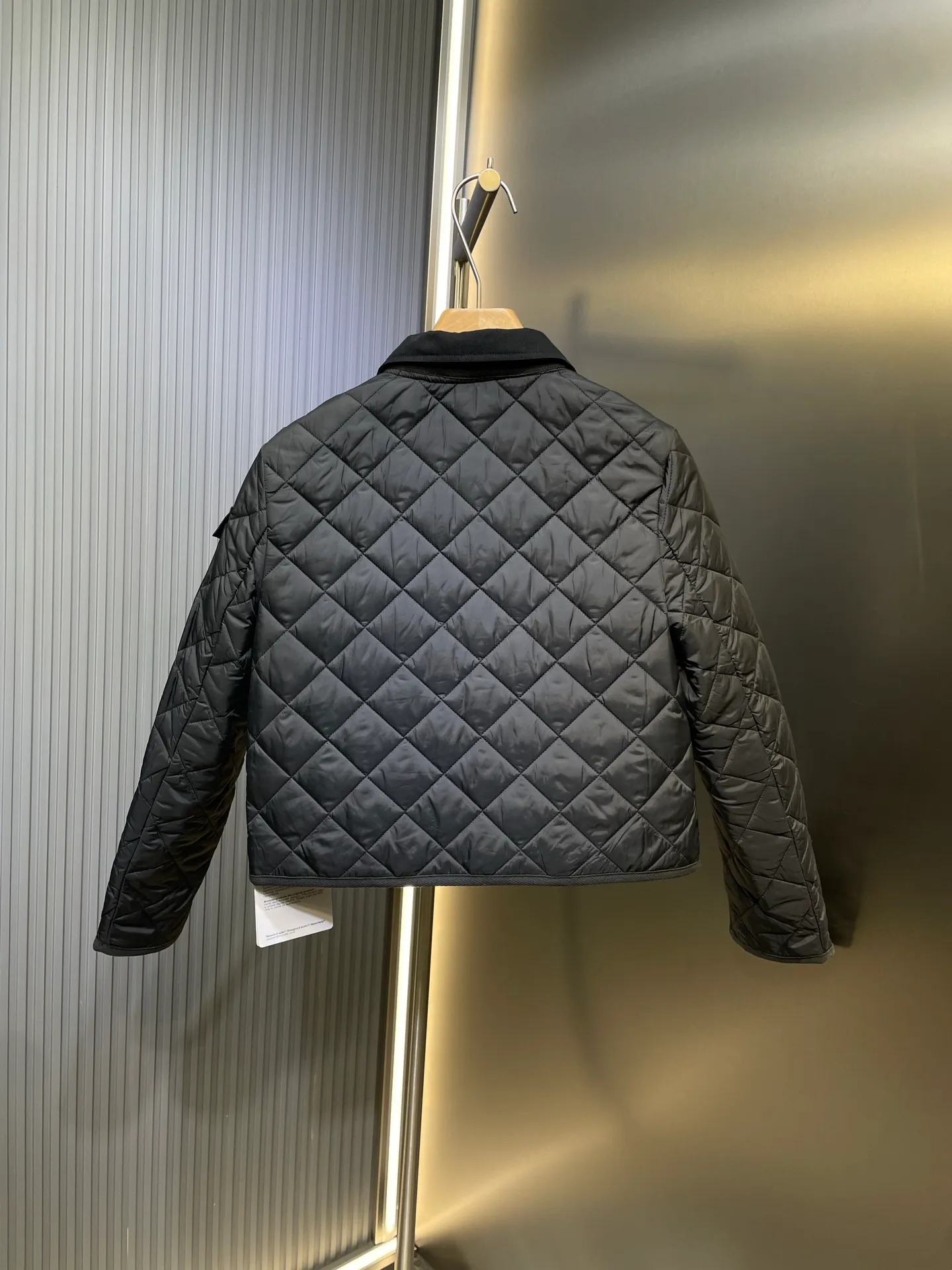 P430 moncler 🌟【Top original order】25 new diamond-shaped quilted quilted short cotton jacket. Tempered lapel, double pockets and short design! The age-reducing girlish temperament, the imported machine-pressed lattice technology and three-dimensional tailoring, the classic version interprets the autumn and winter layering style to keep warm! British style is versatile and handsome! Lightweight and warm fabric, imported machine gap workmanship quality depends on the details size: s m l