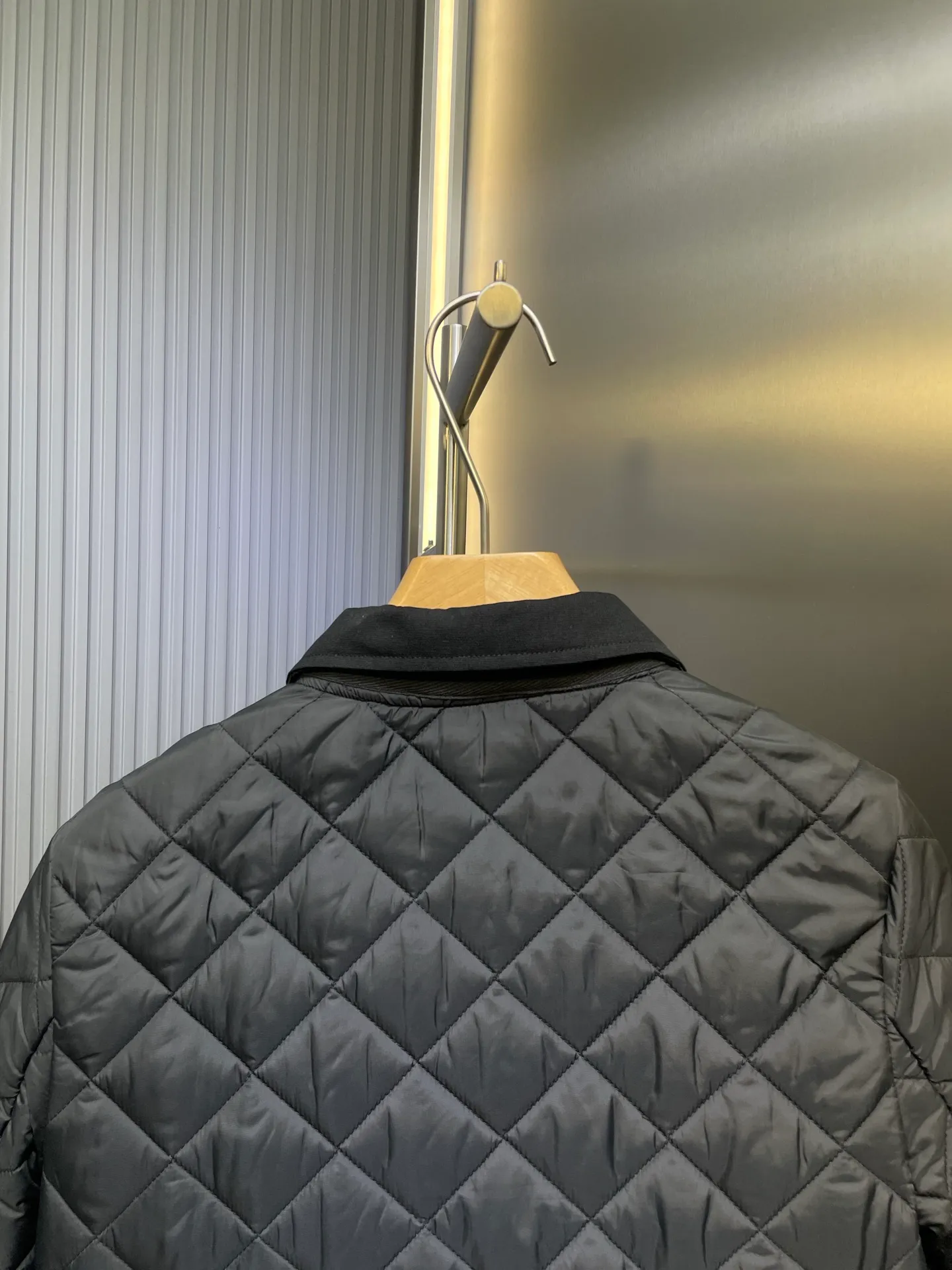 P430 moncler 🌟【Top original order】25 new diamond-shaped quilted quilted short cotton jacket. Tempered lapel, double pockets and short design! The age-reducing girlish temperament, the imported machine-pressed lattice technology and three-dimensional tailoring, the classic version interprets the autumn and winter layering style to keep warm! British style is versatile and handsome! Lightweight and warm fabric, imported machine gap workmanship quality depends on the details size: s m l