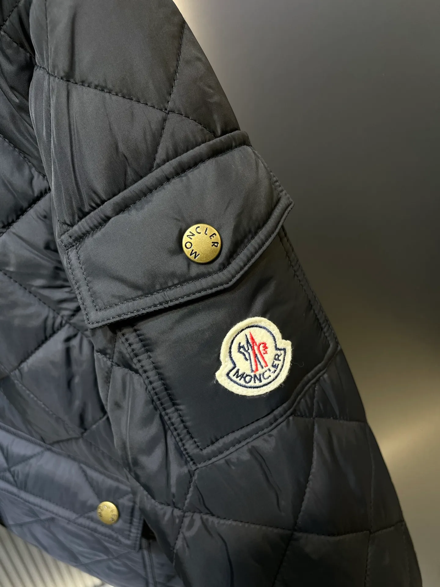 P430 moncler 🌟【Top original order】25 new diamond-shaped quilted quilted short cotton jacket. Tempered lapel, double pockets and short design! The age-reducing girlish temperament, the imported machine-pressed lattice technology and three-dimensional tailoring, the classic version interprets the autumn and winter layering style to keep warm! British style is versatile and handsome! Lightweight and warm fabric, imported machine gap workmanship quality depends on the details size: s m l