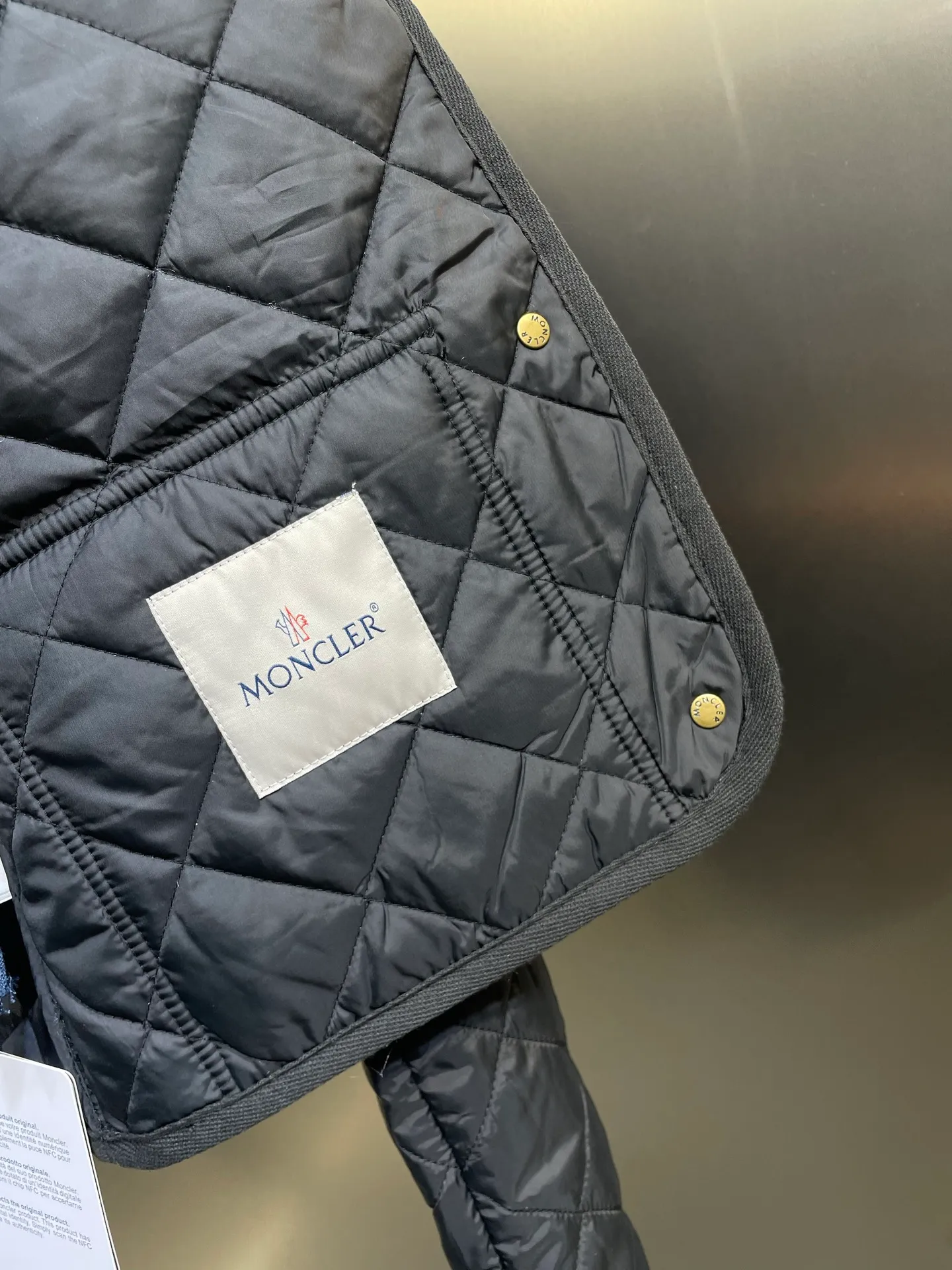 P430 moncler 🌟【Top original order】25 new diamond-shaped quilted quilted short cotton jacket. Tempered lapel, double pockets and short design! The age-reducing girlish temperament, the imported machine-pressed lattice technology and three-dimensional tailoring, the classic version interprets the autumn and winter layering style to keep warm! British style is versatile and handsome! Lightweight and warm fabric, imported machine gap workmanship quality depends on the details size: s m l