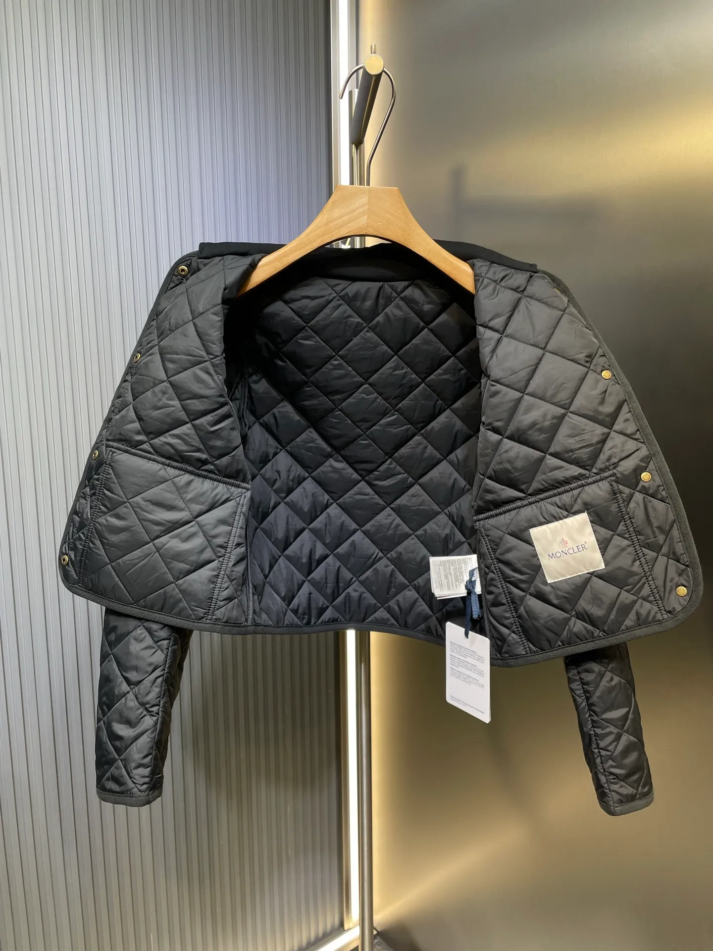 P430 moncler 🌟【Top original order】25 new diamond-shaped quilted quilted short cotton jacket. Tempered lapel, double pockets and short design! The age-reducing girlish temperament, the imported machine-pressed lattice technology and three-dimensional tailoring, the classic version interprets the autumn and winter layering style to keep warm! British style is versatile and handsome! Lightweight and warm fabric, imported machine gap workmanship quality depends on the details size: s m l