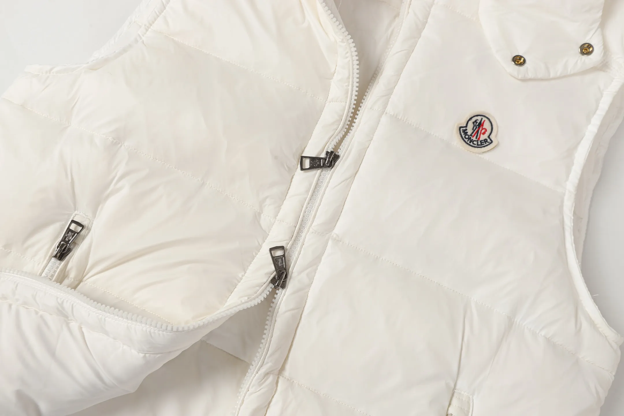 P390 [MONCLER Couple's High Version Classic Hooded Down Vest] Tib's design is inspired by the iconic 𝗠𝗼𝗻𝗰𝗲𝗿 of the 1980s. It has been reinterpreted, incorporating modern and dynamic elements. This piece, for those who always want to be a winner, can be worn mid-season or paired with a windbreaker in the dead of winter.  Material process analysis: 1️⃣Original Nfc inductive anti-counterfeiting chip 2️⃣National standard 95% pure white duck down, exclusive use of top-grade down on the market, never false goose down and a series of misunderstandings 3️⃣Fabric: 100% nylon; Lining: 100% nylon, one of the best on the market, everything is customized according to the original version. 4⃣️The electroplated hardware is produced by the original processing factory, all customized by the original factory, and is not available in various market versions. 5⃣️Produced by the same OEM factory as XX Wolf, it has always been unambiguous in terms of quality. Everyone knows about the workers' craftsmanship, QA and QC quality inspection when shipping from large factories. It is not comparable to small factories in the market.  Don't brag, there is almost no one who can do better than us! Make an original product with care, so that every customer has the confidence to introduce it to his customers: This is the top version in China. Good products do not need too many soft articles to set off, only junk products will boast: the original ZP uses thousands of words to impress consumers! Although it is an F product, it is not inferior to ZP! Color: Black White Size 1 2 3 4