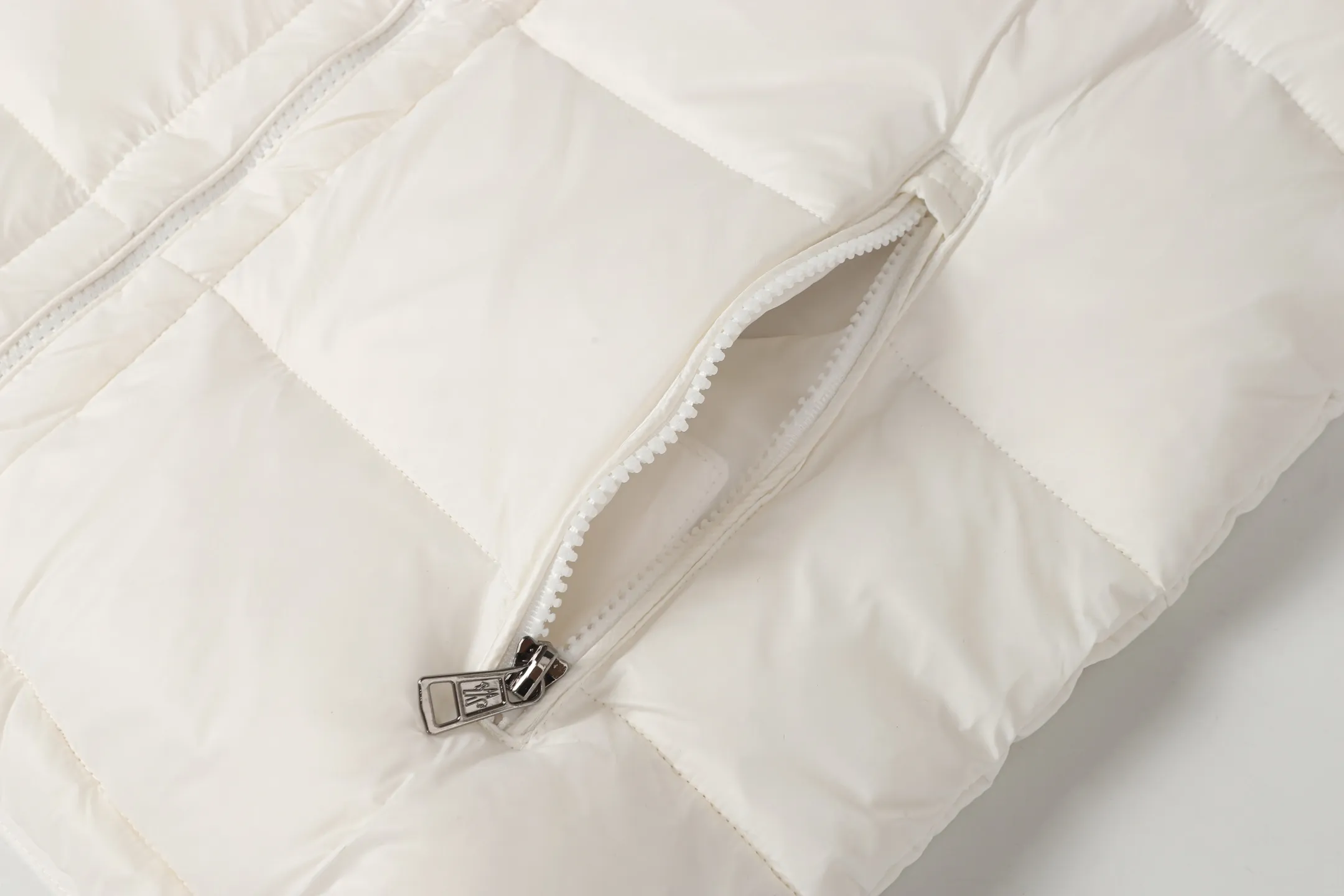 P390 [MONCLER Couple's High Version Classic Hooded Down Vest] Tib's design is inspired by the iconic 𝗠𝗼𝗻𝗰𝗲𝗿 of the 1980s. It has been reinterpreted, incorporating modern and dynamic elements. This piece, for those who always want to be a winner, can be worn mid-season or paired with a windbreaker in the dead of winter.  Material process analysis: 1️⃣Original Nfc inductive anti-counterfeiting chip 2️⃣National standard 95% pure white duck down, exclusive use of top-grade down on the market, never false goose down and a series of misunderstandings 3️⃣Fabric: 100% nylon; Lining: 100% nylon, one of the best on the market, everything is customized according to the original version. 4⃣️The electroplated hardware is produced by the original processing factory, all customized by the original factory, and is not available in various market versions. 5⃣️Produced by the same OEM factory as XX Wolf, it has always been unambiguous in terms of quality. Everyone knows about the workers' craftsmanship, QA and QC quality inspection when shipping from large factories. It is not comparable to small factories in the market.  Don't brag, there is almost no one who can do better than us! Make an original product with care, so that every customer has the confidence to introduce it to his customers: This is the top version in China. Good products do not need too many soft articles to set off, only junk products will boast: the original ZP uses thousands of words to impress consumers! Although it is an F product, it is not inferior to ZP! Color: Black White Size 1 2 3 4
