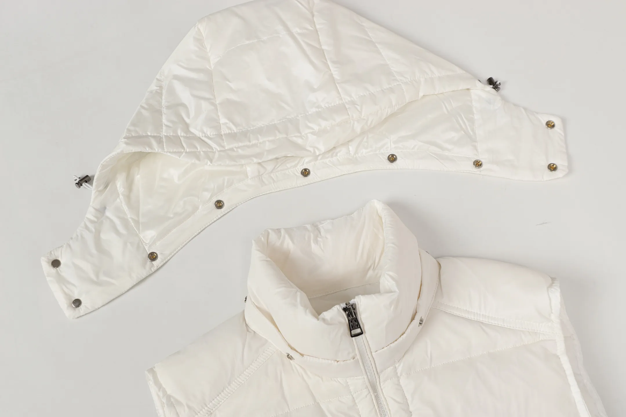 P390 [MONCLER Couple's High Version Classic Hooded Down Vest] Tib's design is inspired by the iconic 𝗠𝗼𝗻𝗰𝗲𝗿 of the 1980s. It has been reinterpreted, incorporating modern and dynamic elements. This piece, for those who always want to be a winner, can be worn mid-season or paired with a windbreaker in the dead of winter.  Material process analysis: 1️⃣Original Nfc inductive anti-counterfeiting chip 2️⃣National standard 95% pure white duck down, exclusive use of top-grade down on the market, never false goose down and a series of misunderstandings 3️⃣Fabric: 100% nylon; Lining: 100% nylon, one of the best on the market, everything is customized according to the original version. 4⃣️The electroplated hardware is produced by the original processing factory, all customized by the original factory, and is not available in various market versions. 5⃣️Produced by the same OEM factory as XX Wolf, it has always been unambiguous in terms of quality. Everyone knows about the workers' craftsmanship, QA and QC quality inspection when shipping from large factories. It is not comparable to small factories in the market.  Don't brag, there is almost no one who can do better than us! Make an original product with care, so that every customer has the confidence to introduce it to his customers: This is the top version in China. Good products do not need too many soft articles to set off, only junk products will boast: the original ZP uses thousands of words to impress consumers! Although it is an F product, it is not inferior to ZP! Color: Black White Size 1 2 3 4