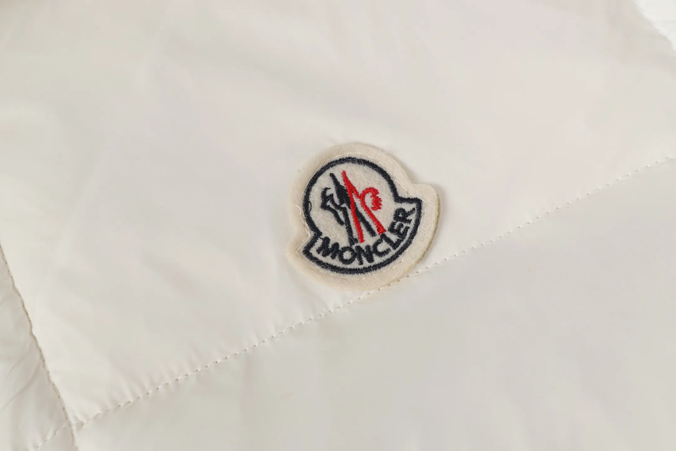 P390 [MONCLER Couple's High Version Classic Hooded Down Vest] Tib's design is inspired by the iconic 𝗠𝗼𝗻𝗰𝗲𝗿 of the 1980s. It has been reinterpreted, incorporating modern and dynamic elements. This piece, for those who always want to be a winner, can be worn mid-season or paired with a windbreaker in the dead of winter.  Material process analysis: 1️⃣Original Nfc inductive anti-counterfeiting chip 2️⃣National standard 95% pure white duck down, exclusive use of top-grade down on the market, never false goose down and a series of misunderstandings 3️⃣Fabric: 100% nylon; Lining: 100% nylon, one of the best on the market, everything is customized according to the original version. 4⃣️The electroplated hardware is produced by the original processing factory, all customized by the original factory, and is not available in various market versions. 5⃣️Produced by the same OEM factory as XX Wolf, it has always been unambiguous in terms of quality. Everyone knows about the workers' craftsmanship, QA and QC quality inspection when shipping from large factories. It is not comparable to small factories in the market.  Don't brag, there is almost no one who can do better than us! Make an original product with care, so that every customer has the confidence to introduce it to his customers: This is the top version in China. Good products do not need too many soft articles to set off, only junk products will boast: the original ZP uses thousands of words to impress consumers! Although it is an F product, it is not inferior to ZP! Color: Black White Size 1 2 3 4