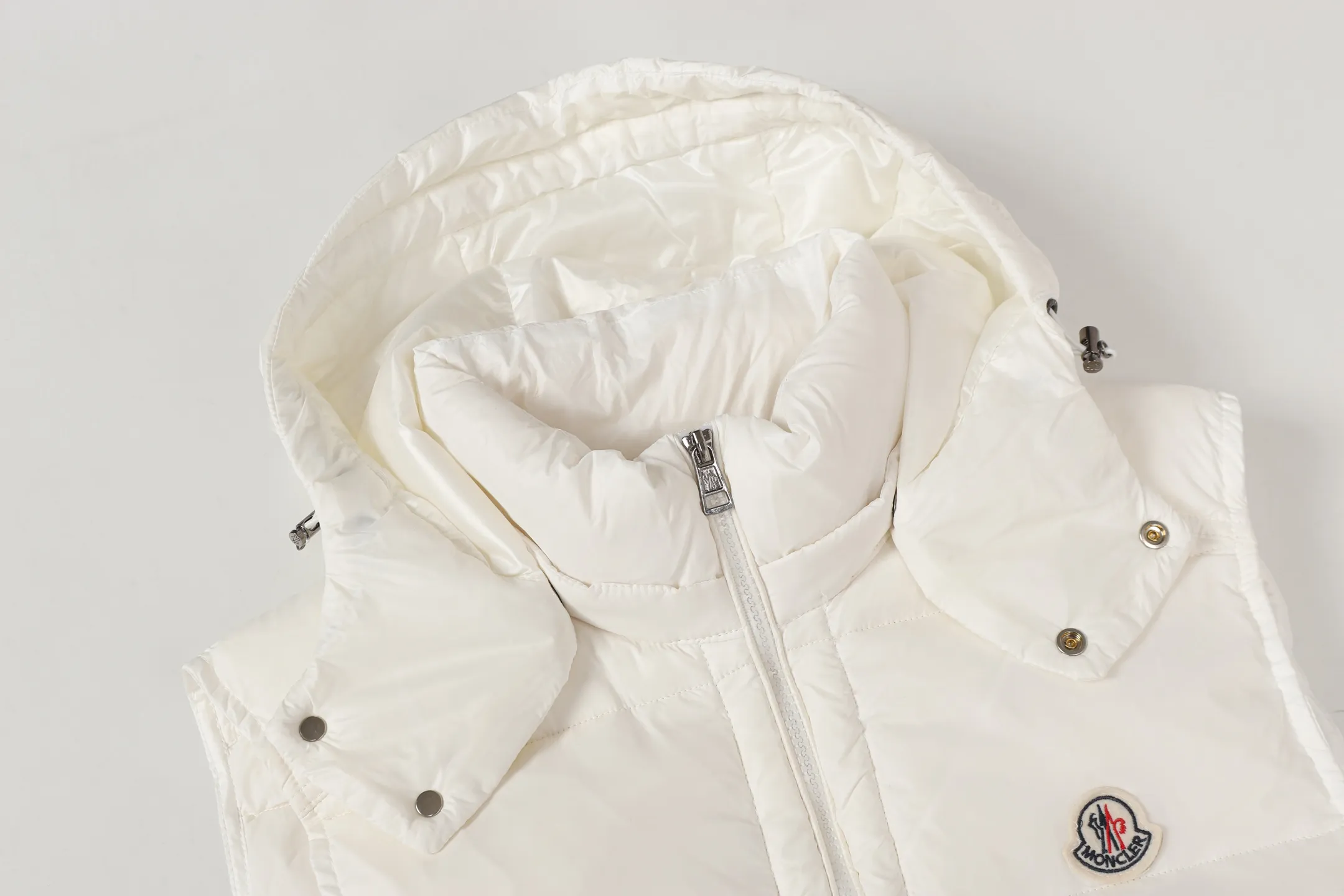 P390 [MONCLER Couple's High Version Classic Hooded Down Vest] Tib's design is inspired by the iconic 𝗠𝗼𝗻𝗰𝗲𝗿 of the 1980s. It has been reinterpreted, incorporating modern and dynamic elements. This piece, for those who always want to be a winner, can be worn mid-season or paired with a windbreaker in the dead of winter.  Material process analysis: 1️⃣Original Nfc inductive anti-counterfeiting chip 2️⃣National standard 95% pure white duck down, exclusive use of top-grade down on the market, never false goose down and a series of misunderstandings 3️⃣Fabric: 100% nylon; Lining: 100% nylon, one of the best on the market, everything is customized according to the original version. 4⃣️The electroplated hardware is produced by the original processing factory, all customized by the original factory, and is not available in various market versions. 5⃣️Produced by the same OEM factory as XX Wolf, it has always been unambiguous in terms of quality. Everyone knows about the workers' craftsmanship, QA and QC quality inspection when shipping from large factories. It is not comparable to small factories in the market.  Don't brag, there is almost no one who can do better than us! Make an original product with care, so that every customer has the confidence to introduce it to his customers: This is the top version in China. Good products do not need too many soft articles to set off, only junk products will boast: the original ZP uses thousands of words to impress consumers! Although it is an F product, it is not inferior to ZP! Color: Black White Size 1 2 3 4