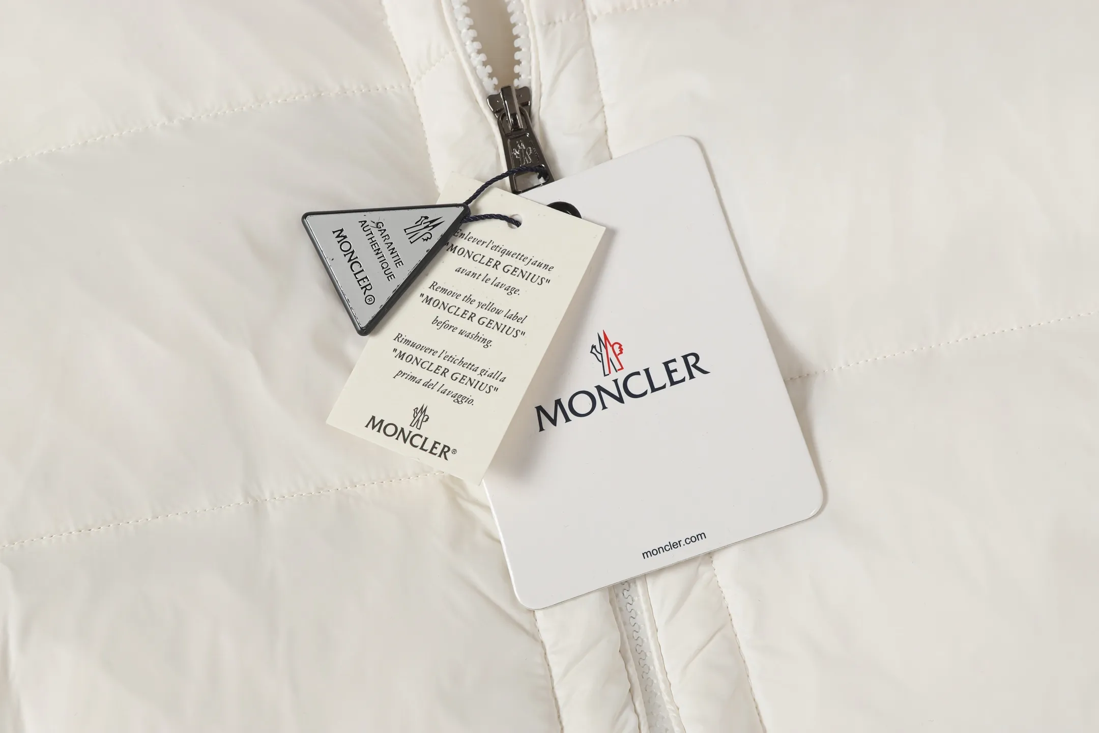 P390 [MONCLER Couple's High Version Classic Hooded Down Vest] Tib's design is inspired by the iconic 𝗠𝗼𝗻𝗰𝗲𝗿 of the 1980s. It has been reinterpreted, incorporating modern and dynamic elements. This piece, for those who always want to be a winner, can be worn mid-season or paired with a windbreaker in the dead of winter.  Material process analysis: 1️⃣Original Nfc inductive anti-counterfeiting chip 2️⃣National standard 95% pure white duck down, exclusive use of top-grade down on the market, never false goose down and a series of misunderstandings 3️⃣Fabric: 100% nylon; Lining: 100% nylon, one of the best on the market, everything is customized according to the original version. 4⃣️The electroplated hardware is produced by the original processing factory, all customized by the original factory, and is not available in various market versions. 5⃣️Produced by the same OEM factory as XX Wolf, it has always been unambiguous in terms of quality. Everyone knows about the workers' craftsmanship, QA and QC quality inspection when shipping from large factories. It is not comparable to small factories in the market.  Don't brag, there is almost no one who can do better than us! Make an original product with care, so that every customer has the confidence to introduce it to his customers: This is the top version in China. Good products do not need too many soft articles to set off, only junk products will boast: the original ZP uses thousands of words to impress consumers! Although it is an F product, it is not inferior to ZP! Color: Black White Size 1 2 3 4