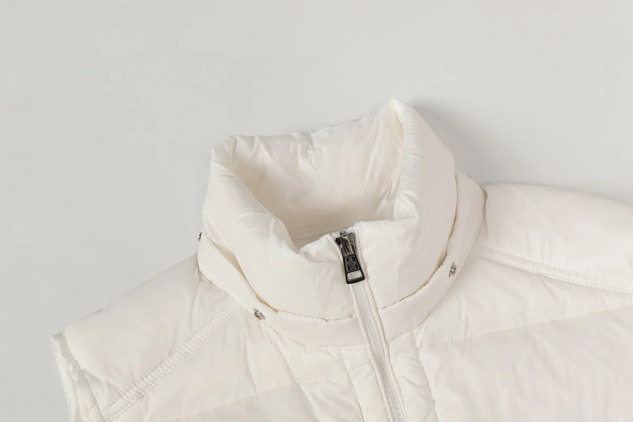 P390 [MONCLER Couple's High Version Classic Hooded Down Vest] Tib's design is inspired by the iconic 𝗠𝗼𝗻𝗰𝗲𝗿 of the 1980s. It has been reinterpreted, incorporating modern and dynamic elements. This piece, for those who always want to be a winner, can be worn mid-season or paired with a windbreaker in the dead of winter.  Material process analysis: 1️⃣Original Nfc inductive anti-counterfeiting chip 2️⃣National standard 95% pure white duck down, exclusive use of top-grade down on the market, never false goose down and a series of misunderstandings 3️⃣Fabric: 100% nylon; Lining: 100% nylon, one of the best on the market, everything is customized according to the original version. 4⃣️The electroplated hardware is produced by the original processing factory, all customized by the original factory, and is not available in various market versions. 5⃣️Produced by the same OEM factory as XX Wolf, it has always been unambiguous in terms of quality. Everyone knows about the workers' craftsmanship, QA and QC quality inspection when shipping from large factories. It is not comparable to small factories in the market.  Don't brag, there is almost no one who can do better than us! Make an original product with care, so that every customer has the confidence to introduce it to his customers: This is the top version in China. Good products do not need too many soft articles to set off, only junk products will boast: the original ZP uses thousands of words to impress consumers! Although it is an F product, it is not inferior to ZP! Color: Black White Size 1 2 3 4