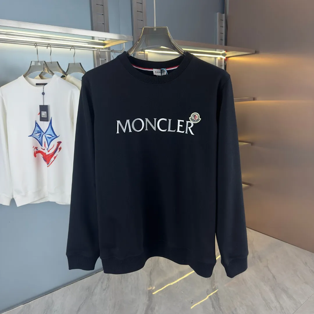 P210 Actual photo of high version sweatshirt) [Long-term stock] 〖𝐌𝐎𝐍𝐂𝐋𝐄𝐑~Meng Mou〗 Made of 440g heavyweight fabric. It is different from the market currency. It can be matched with any variety and it will be properly handsome😎The whole dress is made of double waistcoats. The double waistcoats make the whole dress more three-dimensional. It is not an ordinary factory that can do such fine work. 2025 T stage spring catwalk version, on sale at counters, round neck terry sweatshirt, high-end double-ply cotton, custom-made stretch ribs, dyed in the same vat, complete with three standards, matched with exquisite embroidered LOGO on the chest, simple and advanced, same style for men and women. Color: black, apricot, white, size: S M L XL 2XL