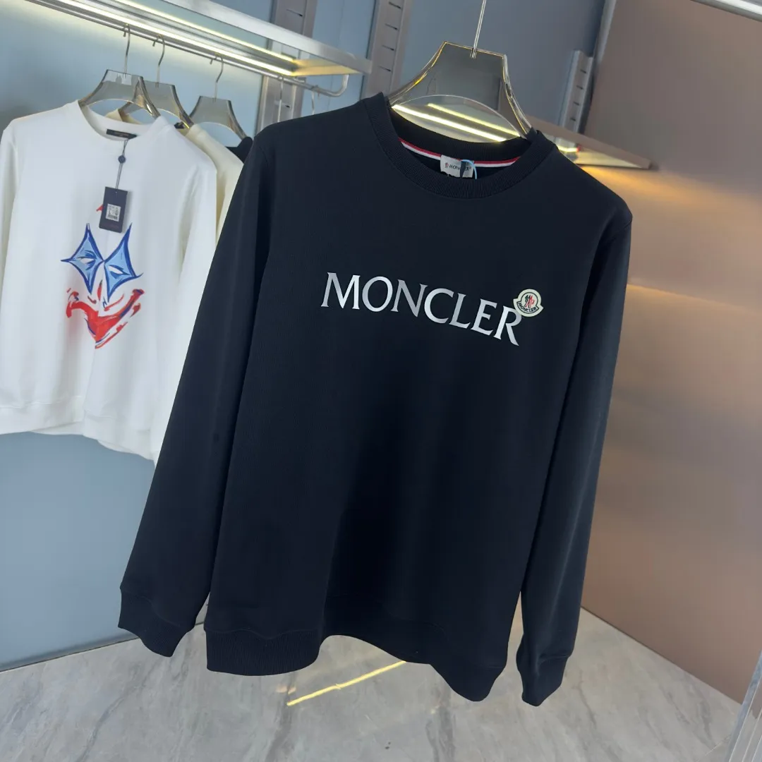P210 Actual photo of high version sweatshirt) [Long-term stock] 〖𝐌𝐎𝐍𝐂𝐋𝐄𝐑~Meng Mou〗 Made of 440g heavyweight fabric. It is different from the market currency. It can be matched with any variety and it will be properly handsome😎The whole dress is made of double waistcoats. The double waistcoats make the whole dress more three-dimensional. It is not an ordinary factory that can do such fine work. 2025 T stage spring catwalk version, on sale at counters, round neck terry sweatshirt, high-end double-ply cotton, custom-made stretch ribs, dyed in the same vat, complete with three standards, matched with exquisite embroidered LOGO on the chest, simple and advanced, same style for men and women. Color: black, apricot, white, size: S M L XL 2XL