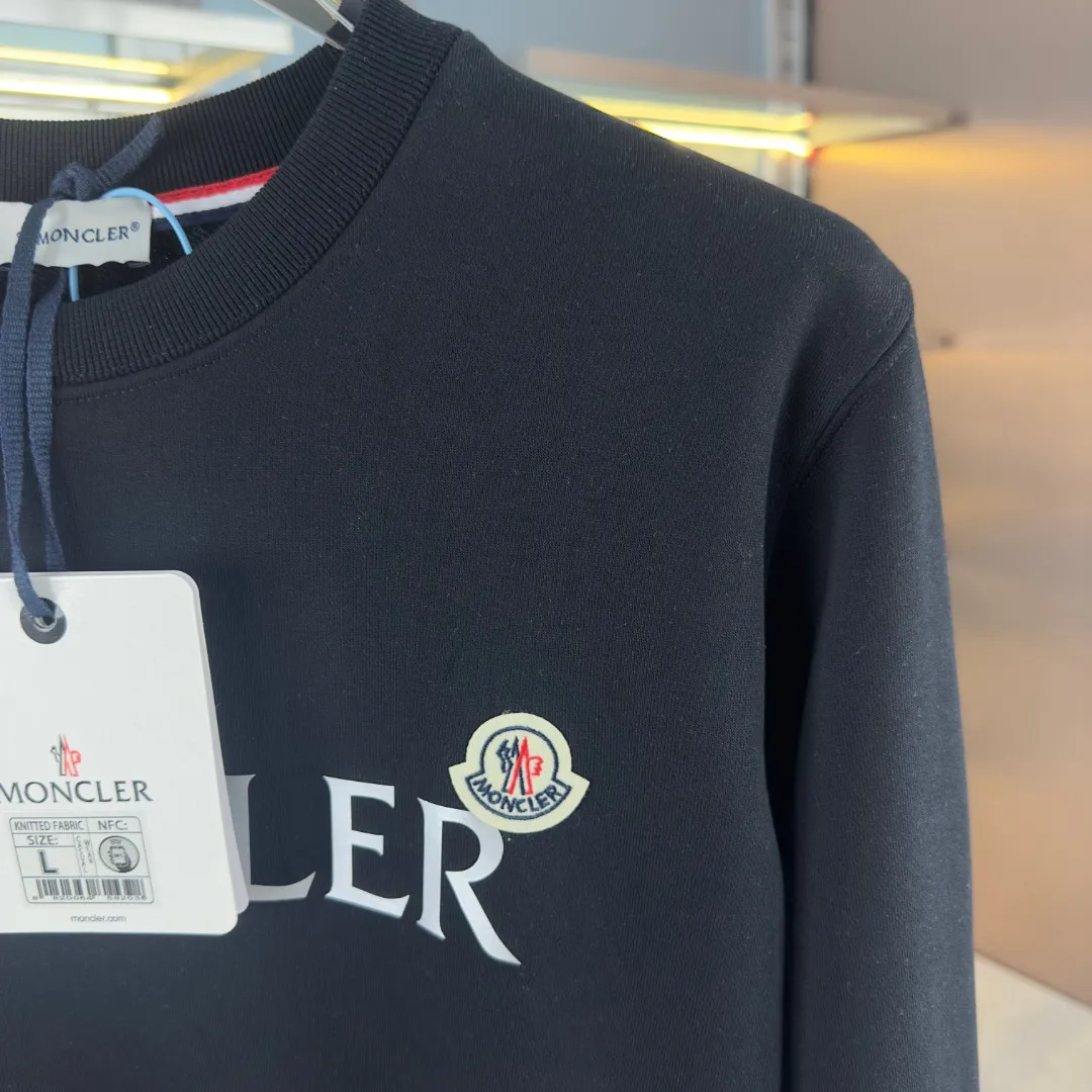 P210 Actual photo of high version sweatshirt) [Long-term stock] 〖𝐌𝐎𝐍𝐂𝐋𝐄𝐑~Meng Mou〗 Made of 440g heavyweight fabric. It is different from the market currency. It can be matched with any variety and it will be properly handsome😎The whole dress is made of double waistcoats. The double waistcoats make the whole dress more three-dimensional. It is not an ordinary factory that can do such fine work. 2025 T stage spring catwalk version, on sale at counters, round neck terry sweatshirt, high-end double-ply cotton, custom-made stretch ribs, dyed in the same vat, complete with three standards, matched with exquisite embroidered LOGO on the chest, simple and advanced, same style for men and women. Color: black, apricot, white, size: S M L XL 2XL