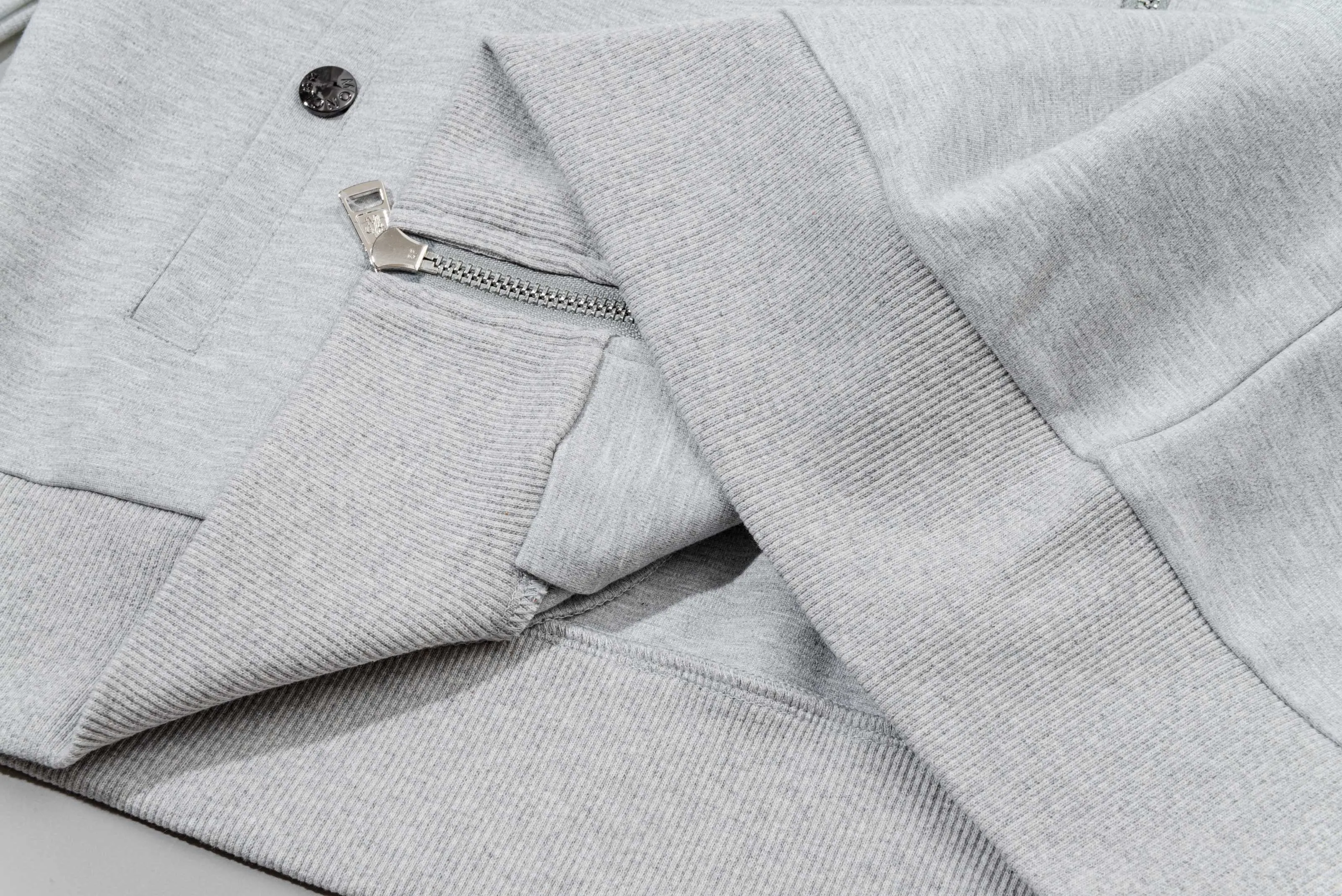 P270 MONCLER/Muzzle Custom fabric suit casual sweatpants Red and blue ribbon splicing design brand Zhangzi LOGO process Official synchronization High version High quality Fashion personality Versatile trend Pure original quality Original fabric Hang tag Collar label Washed wheat Complete three standards Color: blue. Gray. Size: S-2XL