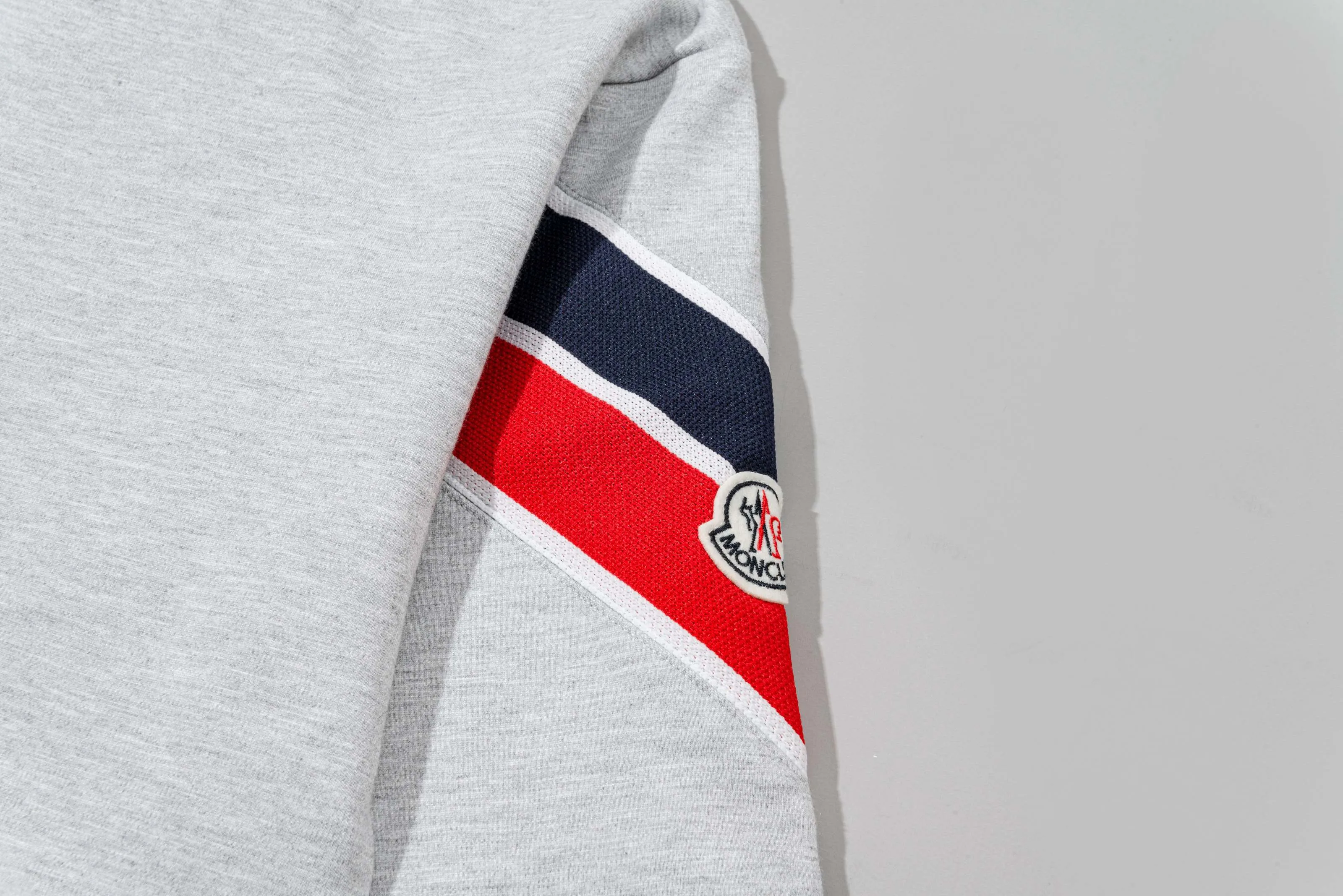 P270 MONCLER/Muzzle Custom fabric suit casual sweatpants Red and blue ribbon splicing design brand Zhangzi LOGO process Official synchronization High version High quality Fashion personality Versatile trend Pure original quality Original fabric Hang tag Collar label Washed wheat Complete three standards Color: blue. Gray. Size: S-2XL