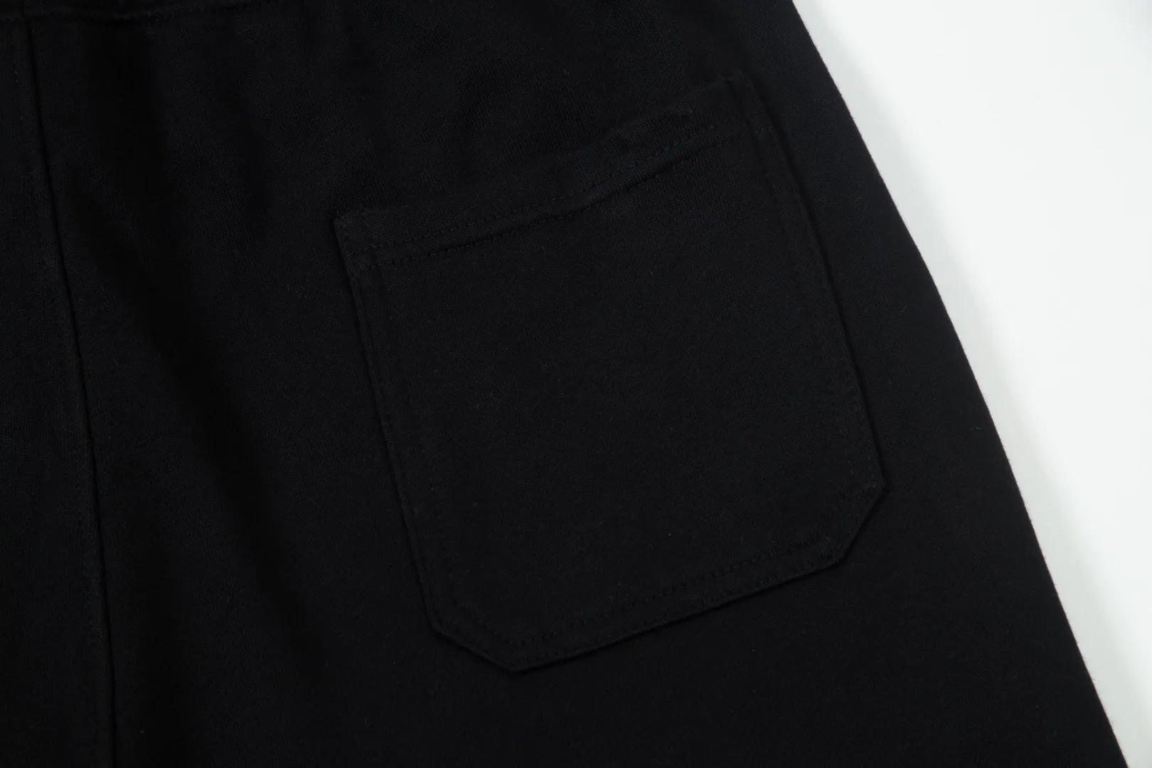 P230 top version, different currency) ✨Moncler SS show style, slim lines, simple printed letter Logo trendy shorts for men and women, compatible with all body types, black and white drawstring design on the waist elastic band, custom drawstring pockets with diagonal pocket design on both sides, and a small pocket at the rear. Color: black gray Size S-XL