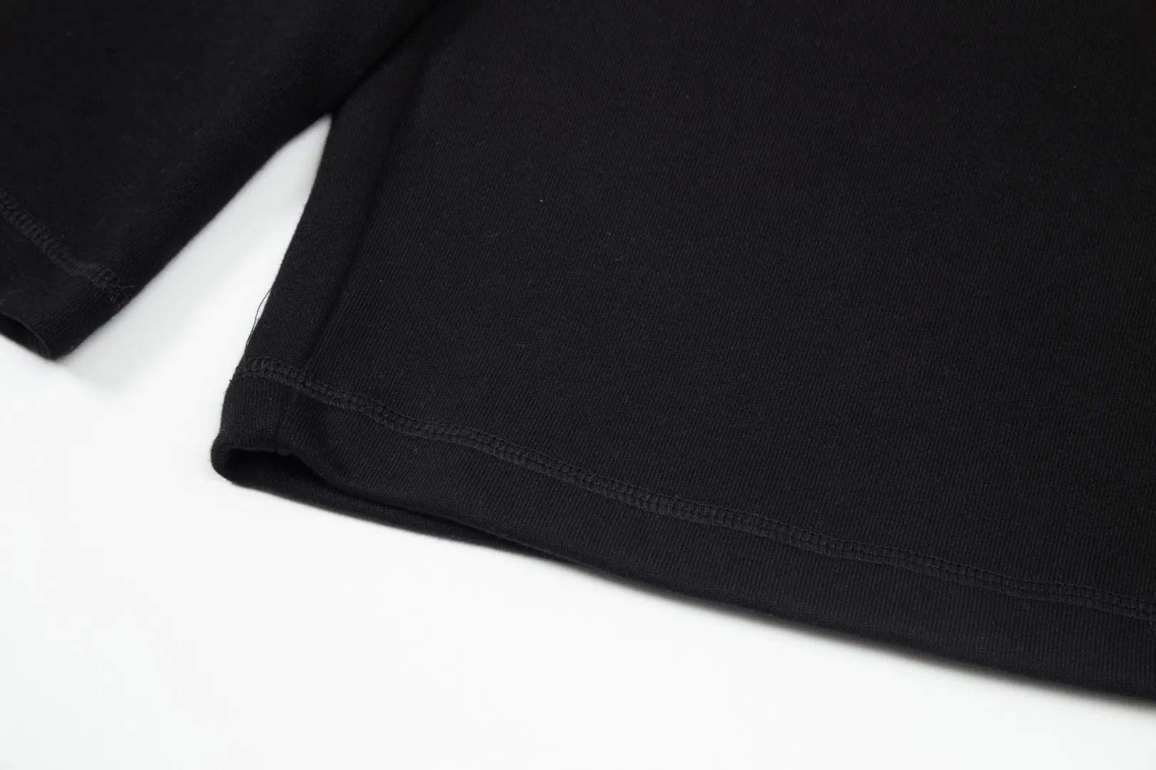 P230 top version, different currency) ✨Moncler SS show style, slim lines, simple printed letter Logo trendy shorts for men and women, compatible with all body types, black and white drawstring design on the waist elastic band, custom drawstring pockets with diagonal pocket design on both sides, and a small pocket at the rear. Color: black gray Size S-XL